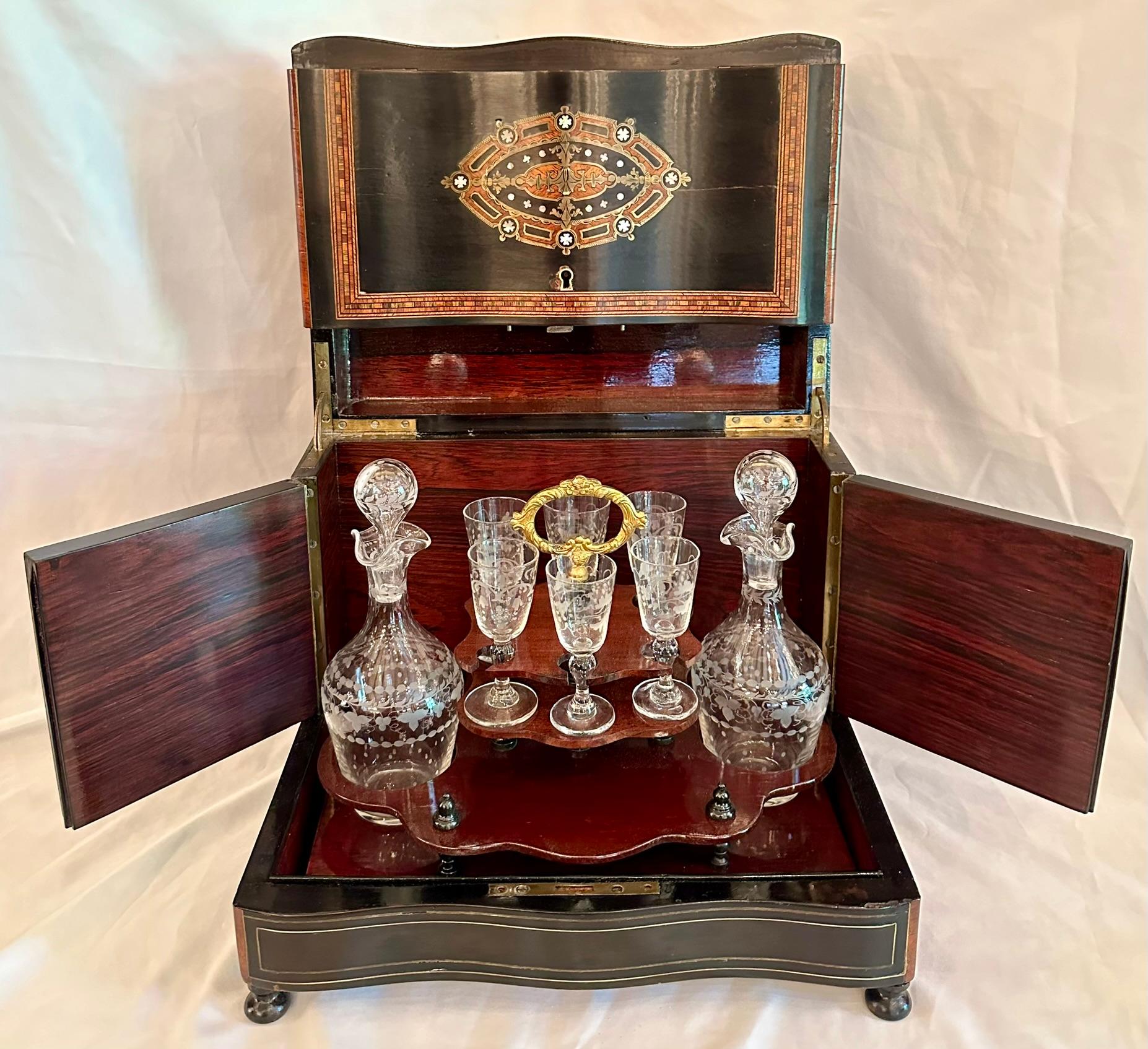 Antique French in legno ebanizzato con intarsi in legno esotico e madreperla Cave à Liqueur, dotata di tutti i cristalli originali, circa 1890.