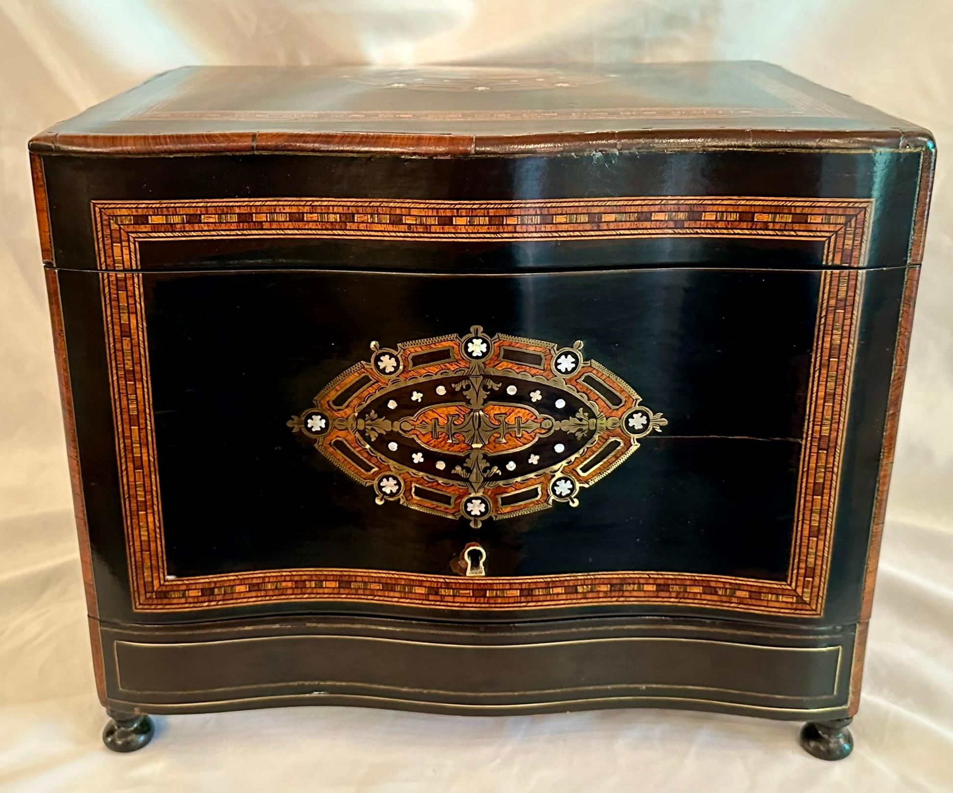 Francese Antique French Ebonized Wood & Mother-of-Pearl Cave à Liqueur, cristallo originale.