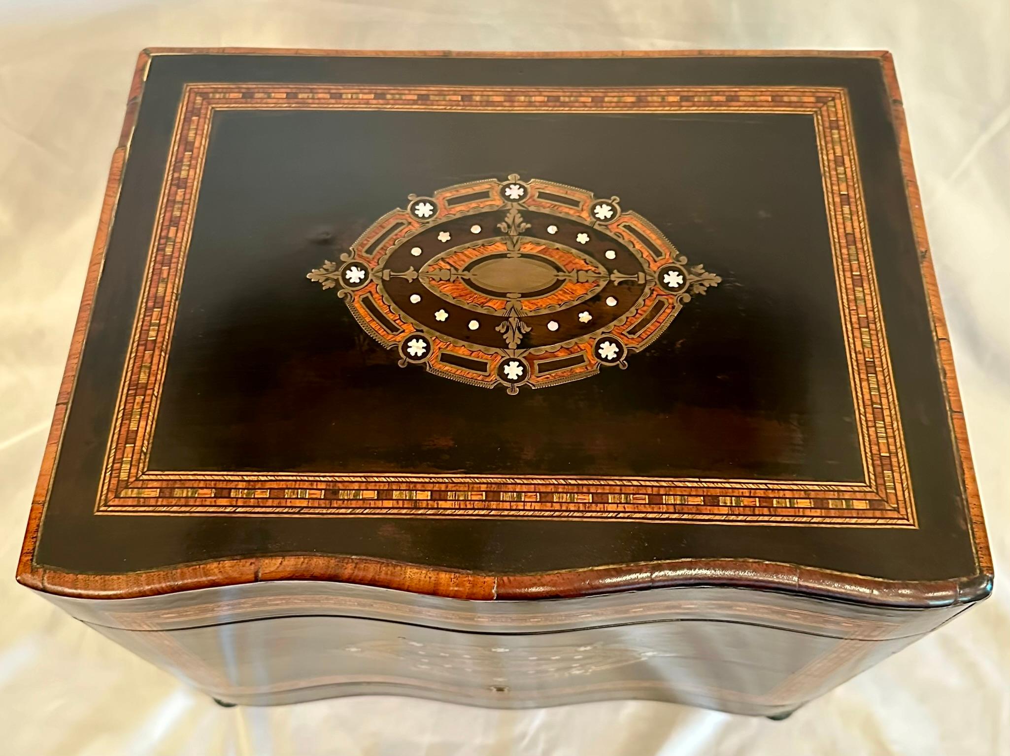 XIX secolo Antique French Ebonized Wood & Mother-of-Pearl Cave à Liqueur, cristallo originale.