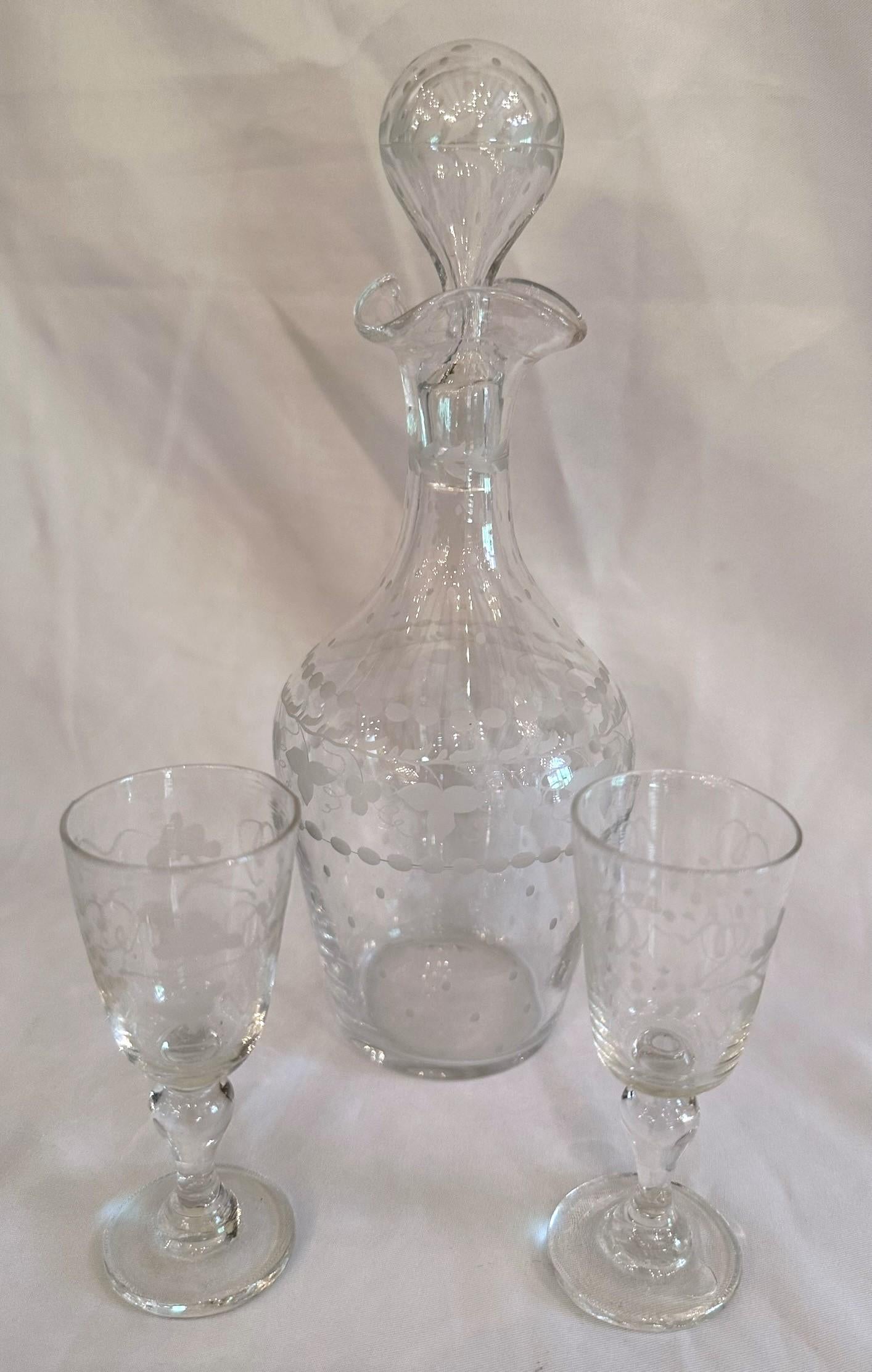 Antique French Ebonized Wood & Mother-of-Pearl Cave à Liqueur, cristallo originale. 1