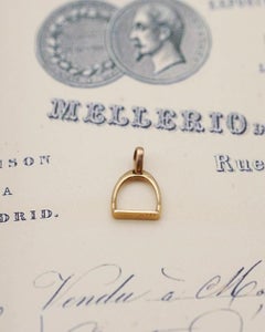 Antique French Edwardian 18K Gold Steigbügel Charm Anhänger von Mellerio dits Meller