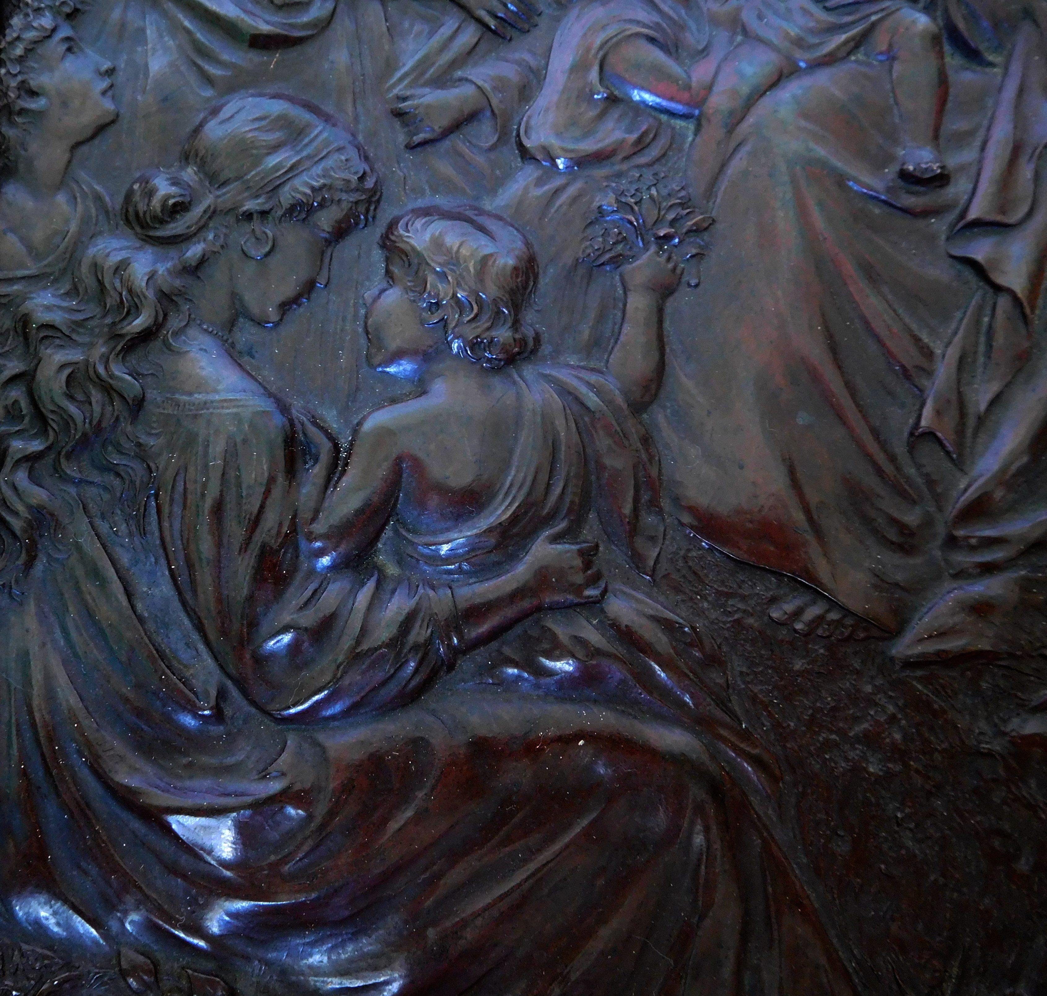 Français Plaque de cuivre gaufrée dans un cadre en bois doré, début du 19e siècle, vers 1820 en vente