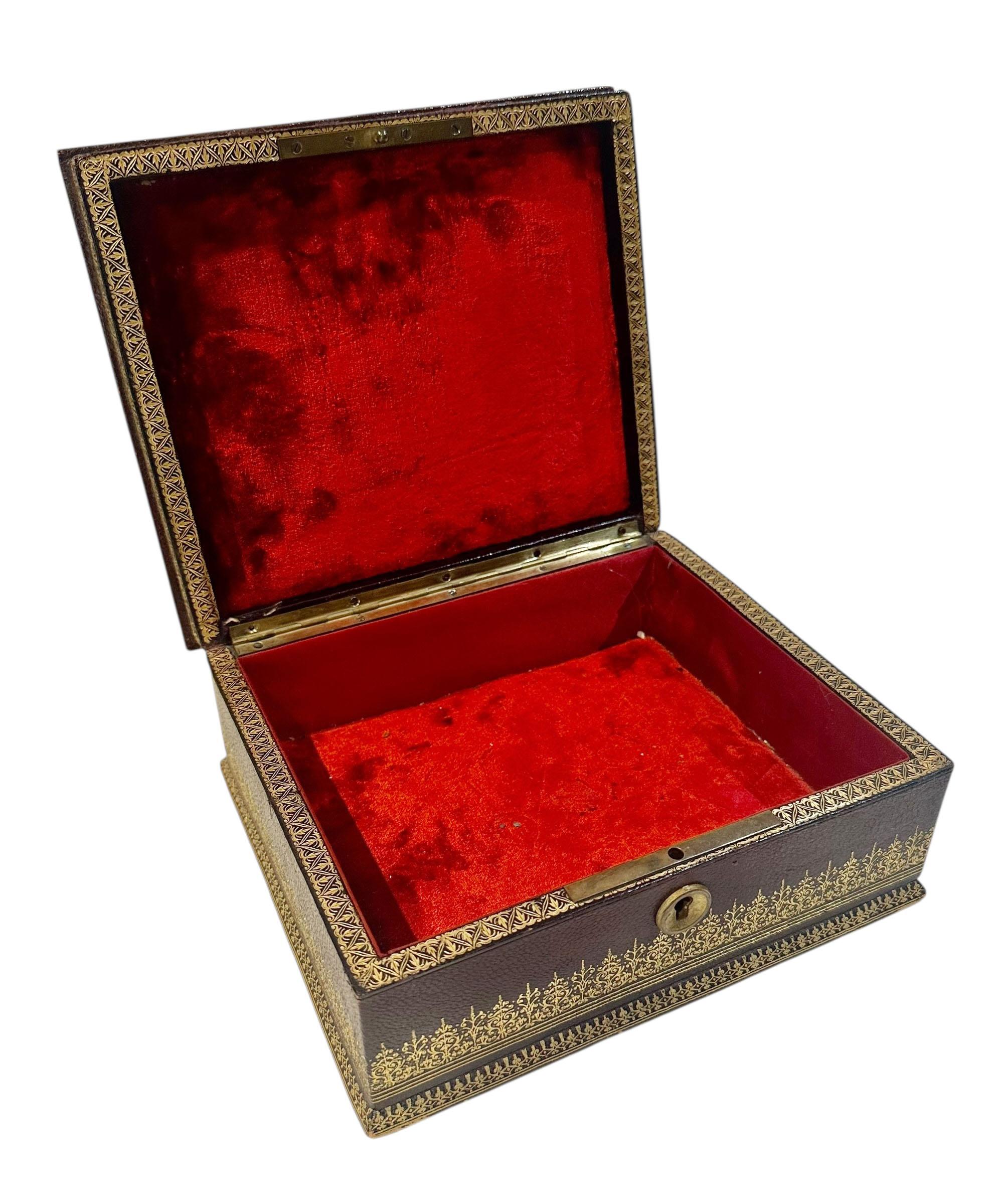 Antike französische geprägte Lederbox im Angebot 1