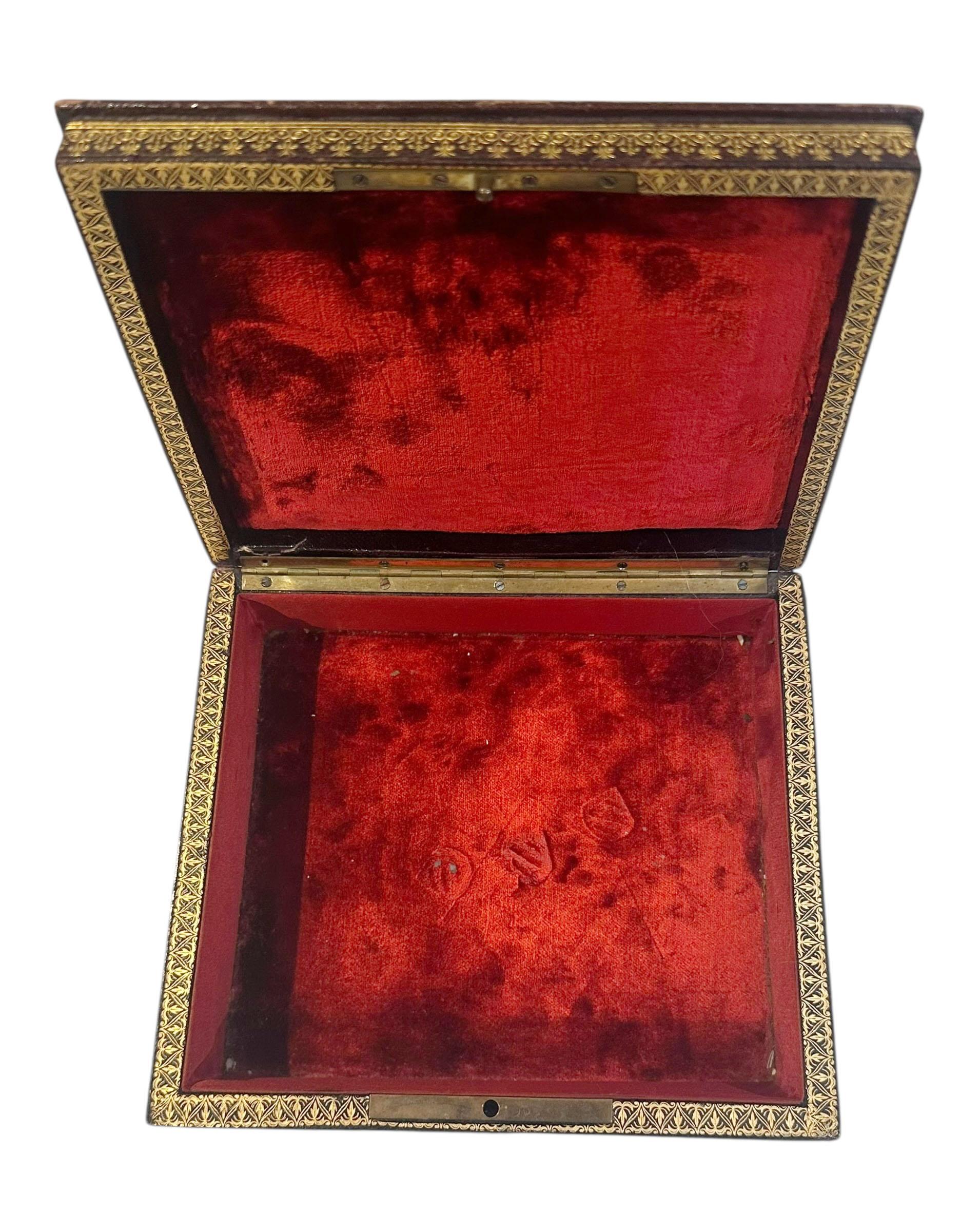 Antike französische geprägte Lederbox im Angebot 3