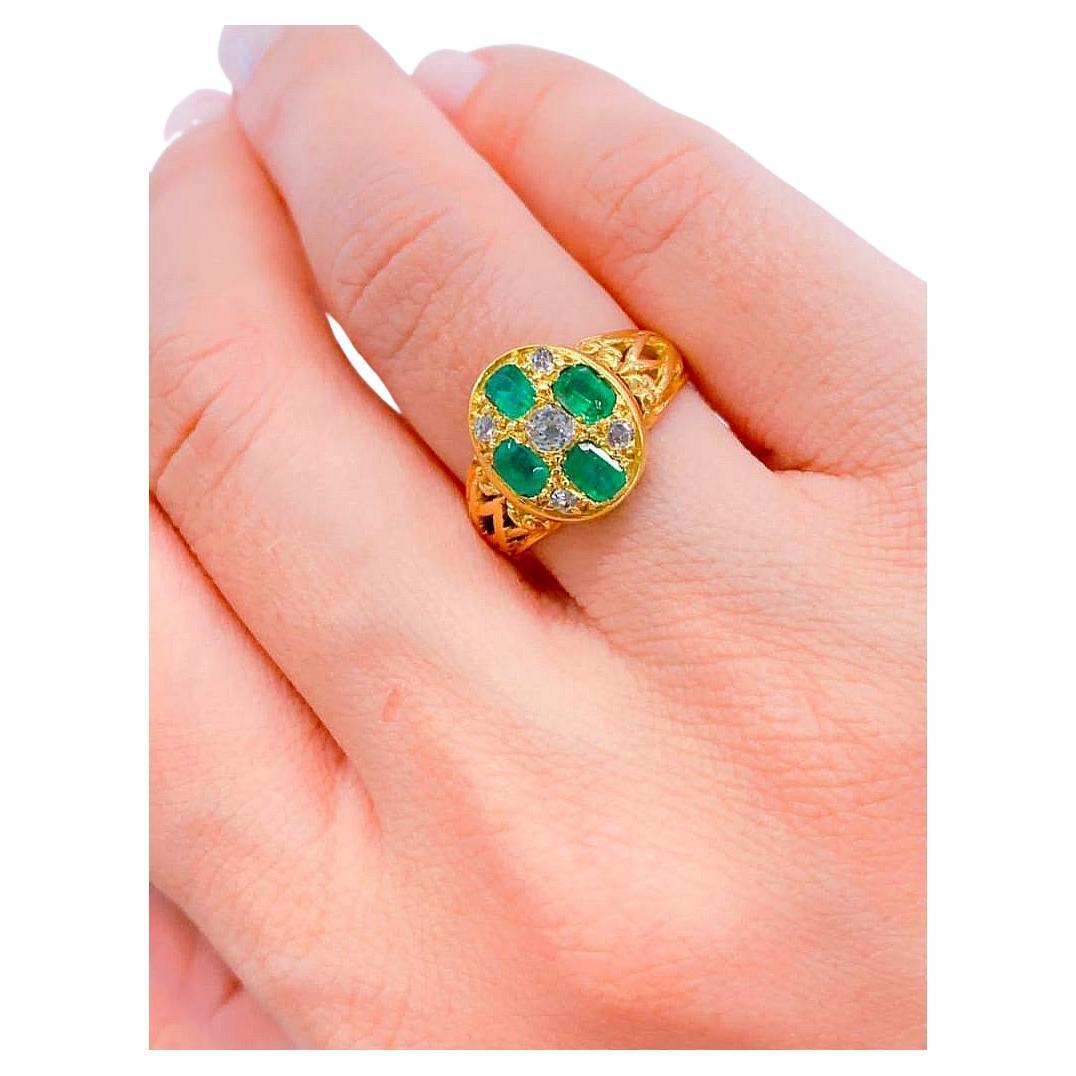 Anello francese antico centrato con 4 smeraldi naturali verdi taglio ovale di 3,95 mm ciascuno  e 5 diamanti antichi con un peso stimato di 0,35 carati in oro 18k e diametro della testa dell'anello 12,80mm×11mm con lavorazione a giorno sui lati