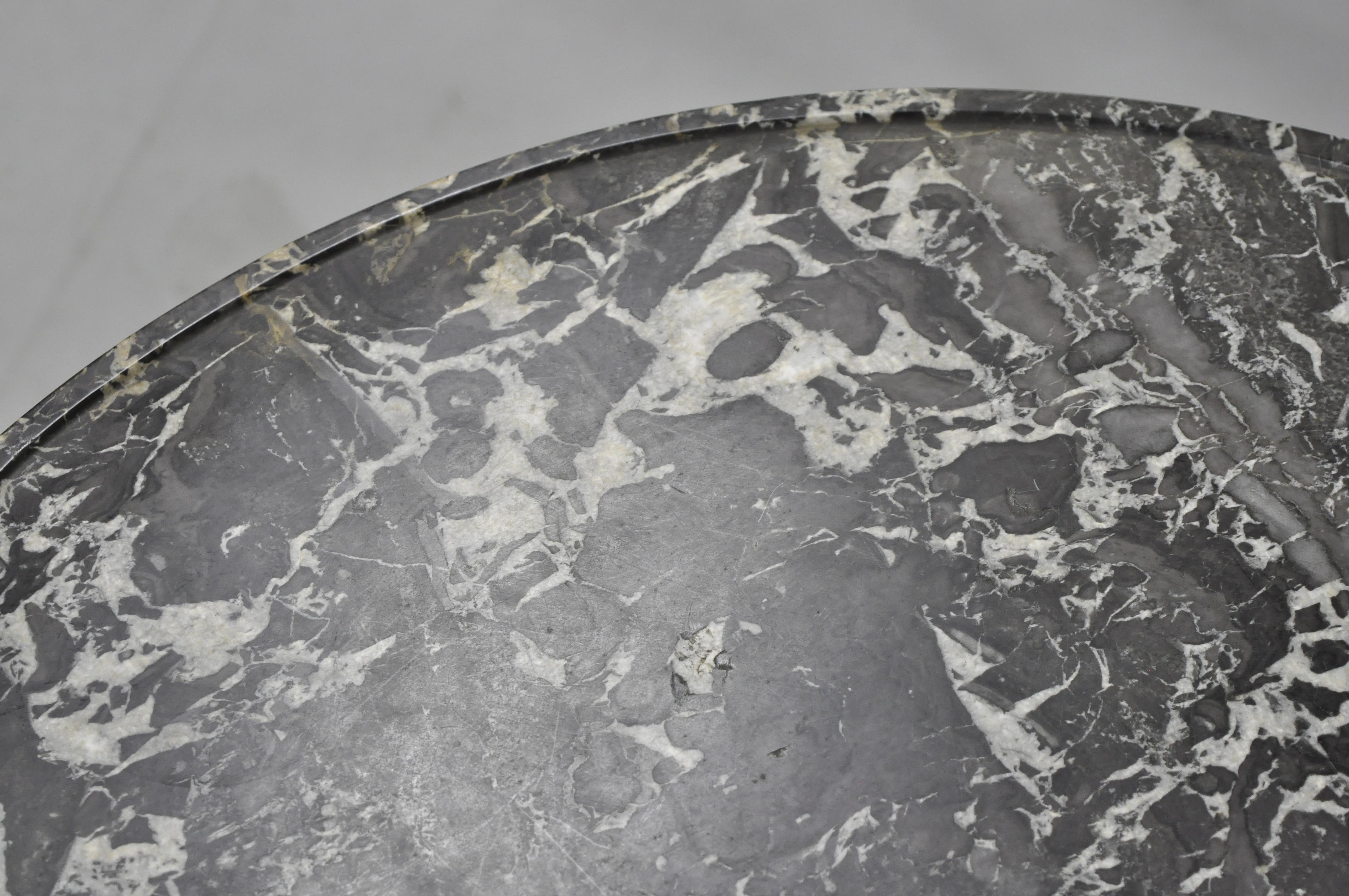 Antiker antiker französischer Empire-Biedermeier-Marmortisch mit geschnitztem Adler Gueridon in der Mitte im Zustand „Gut“ im Angebot in Philadelphia, PA