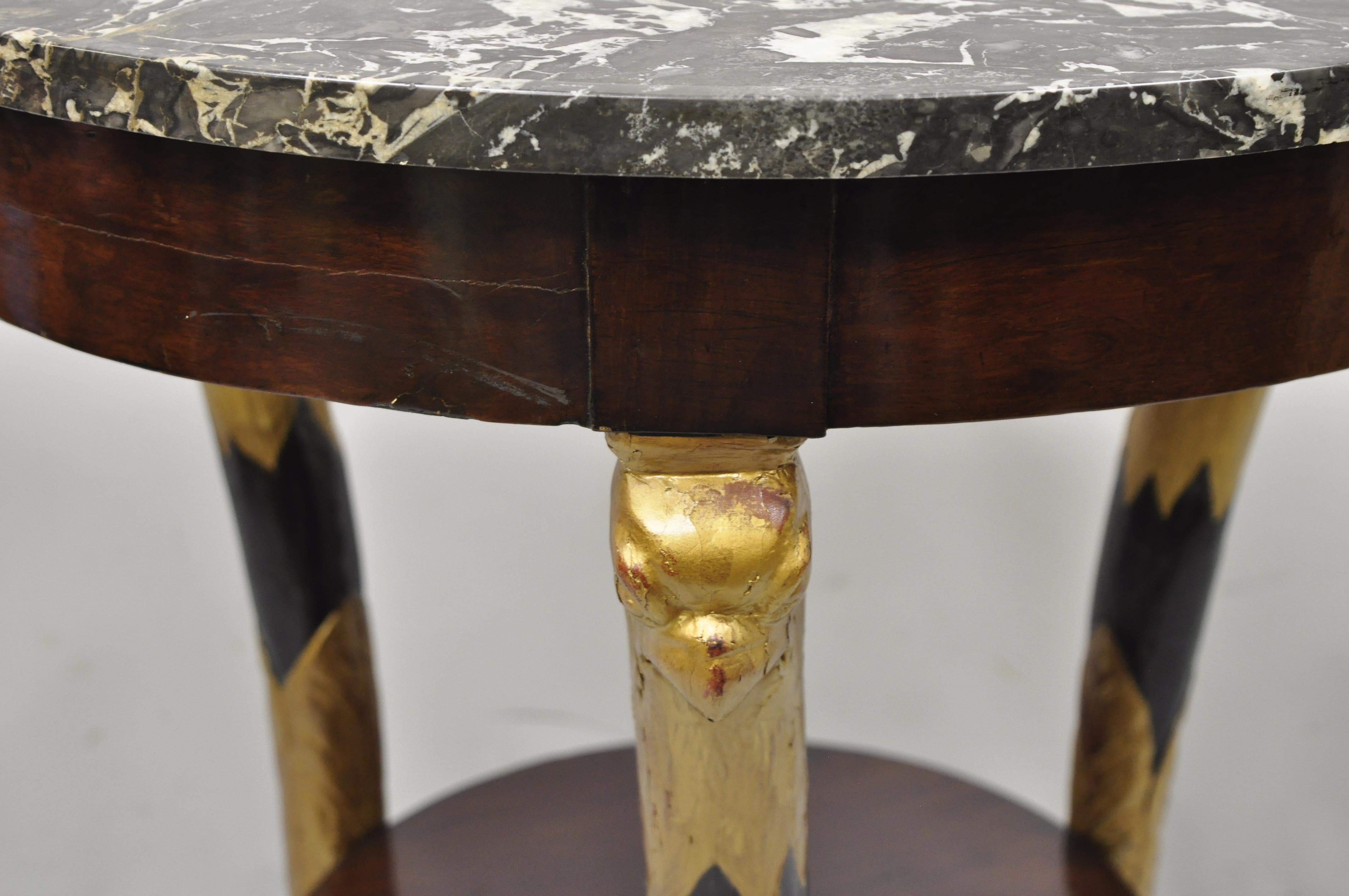 Français Ancienne table centrale de guéridon de style Empire français Biedermeier avec plateau en marbre et aigle sculpté en vente