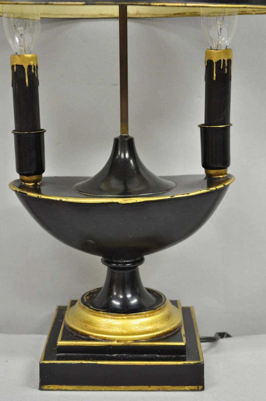 Antique lampe à poser Empire en métal noir et doré avec abat-jour Bon état - En vente à Philadelphia, PA