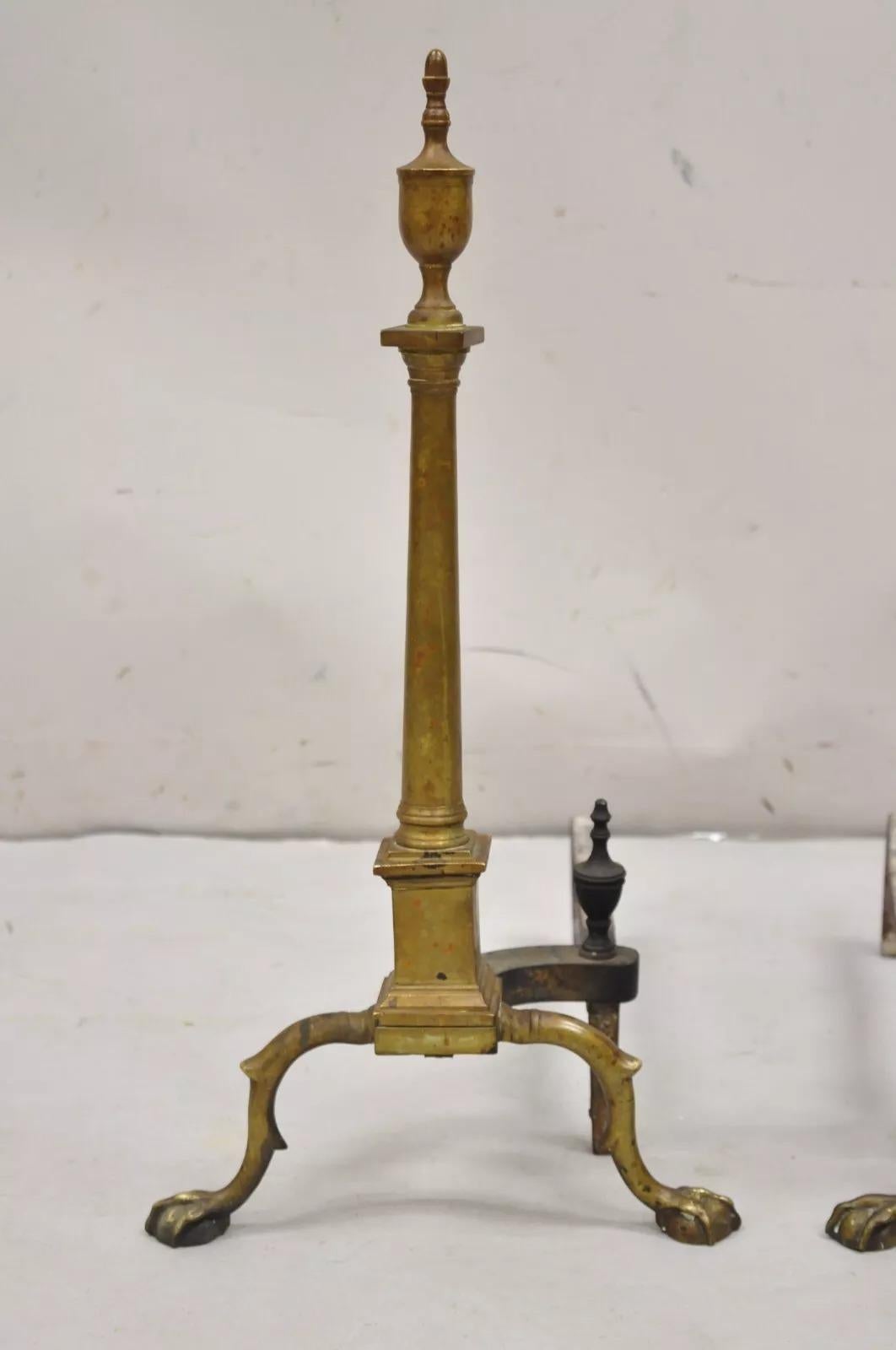 Antike Französisch Empire Messing Bronze Urne Finial schlanke Säule Andirons mit begehrten Patina und Branch Füße - ein Paar. CIRCA Spätes 19. Jahrhundert. Abmessungen: 22