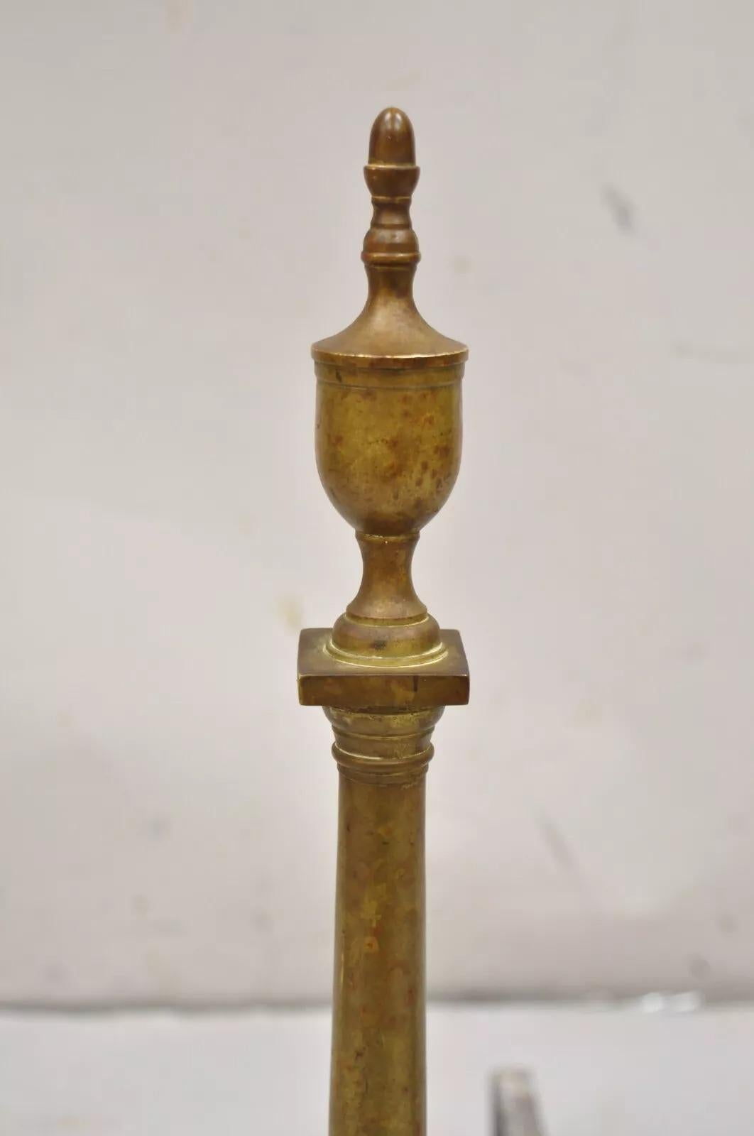 Antike französische Empire-Feuerböcke aus Messing und Bronze mit Urnenaufsatz und schlanken Säulen - ein Paar (Unbekannt) im Angebot