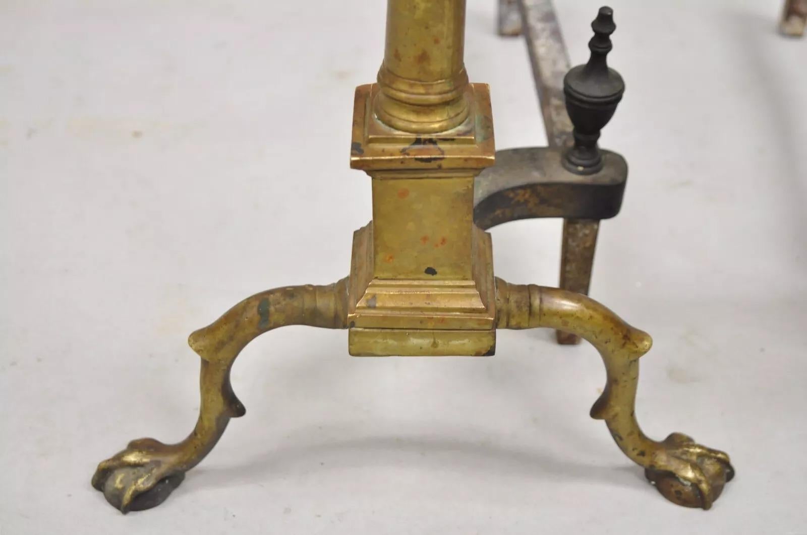 Antike französische Empire-Feuerböcke aus Messing und Bronze mit Urnenaufsatz und schlanken Säulen - ein Paar im Zustand „Gut“ im Angebot in Philadelphia, PA