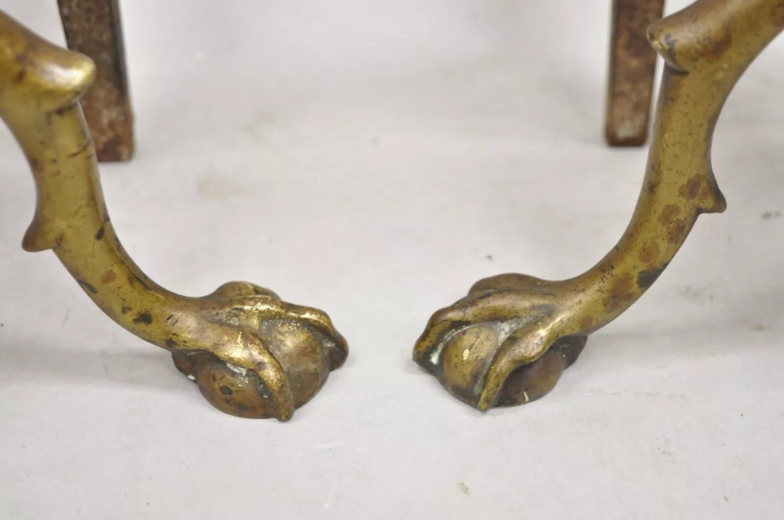 Antike französische Empire-Feuerböcke aus Messing und Bronze mit Urnenaufsatz und schlanken Säulen - ein Paar (19. Jahrhundert) im Angebot