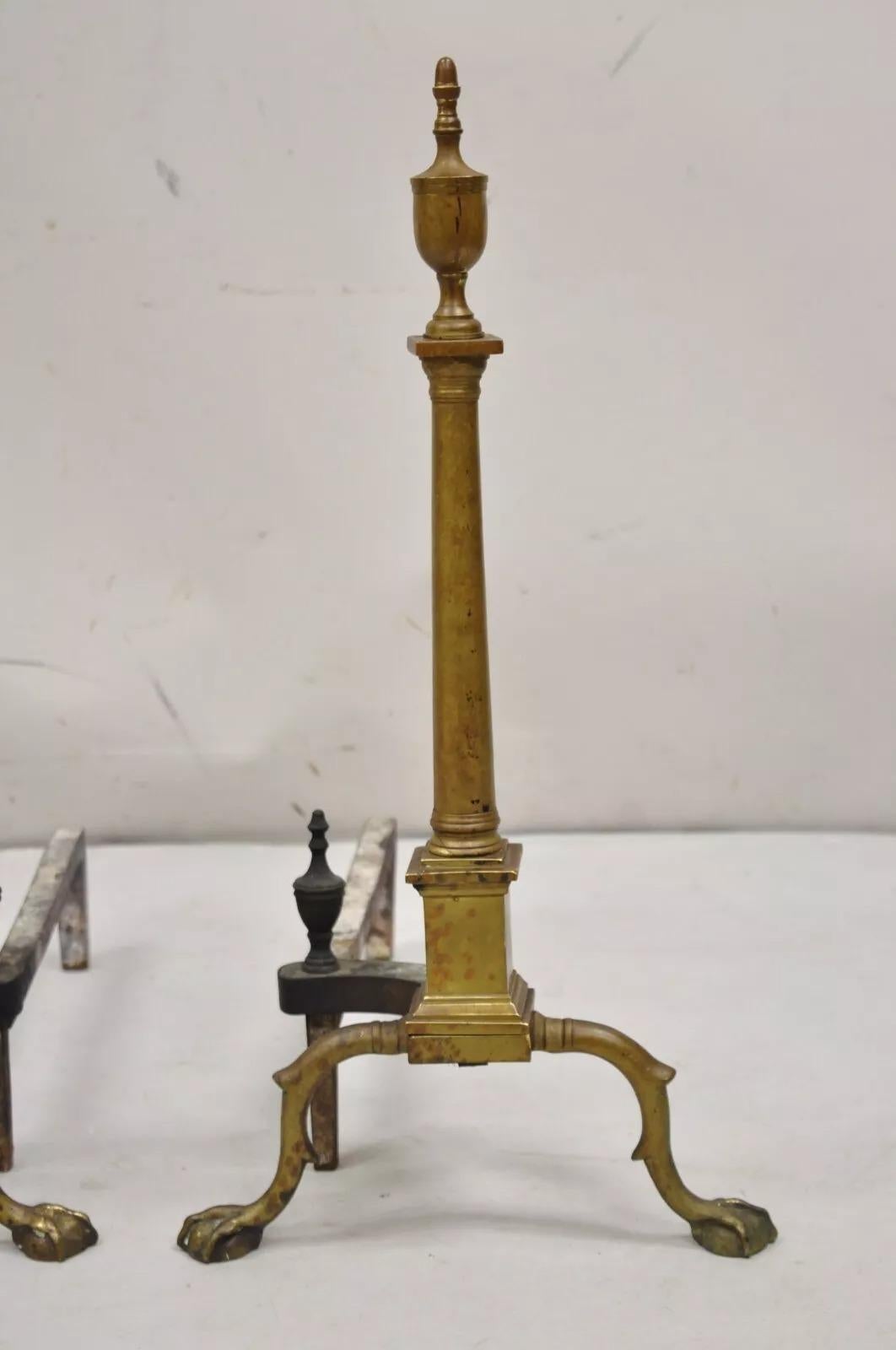 Antike französische Empire-Feuerböcke aus Messing und Bronze mit Urnenaufsatz und schlanken Säulen - ein Paar im Angebot 1