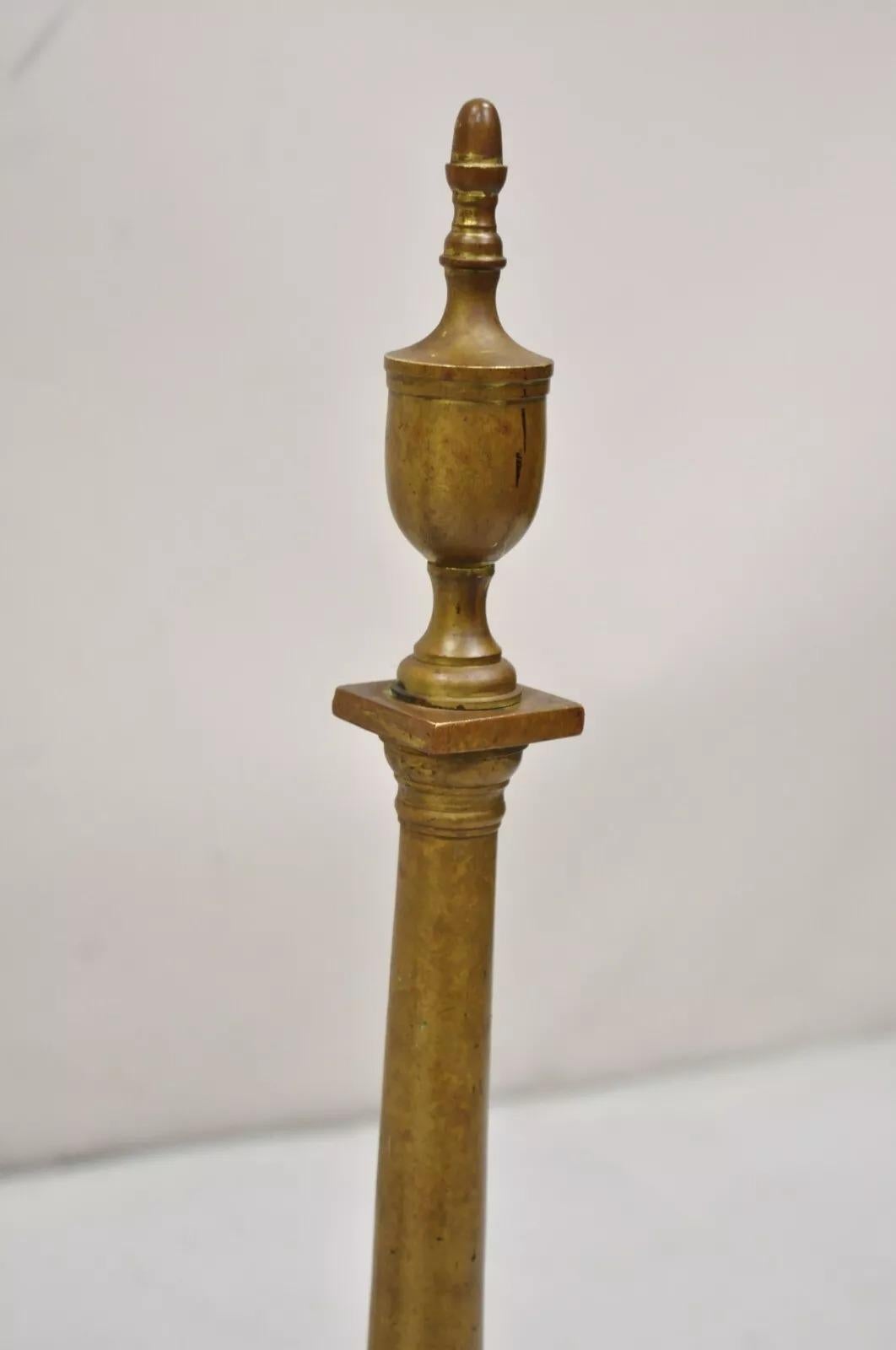 Antike französische Empire-Feuerböcke aus Messing und Bronze mit Urnenaufsatz und schlanken Säulen - ein Paar im Angebot 2