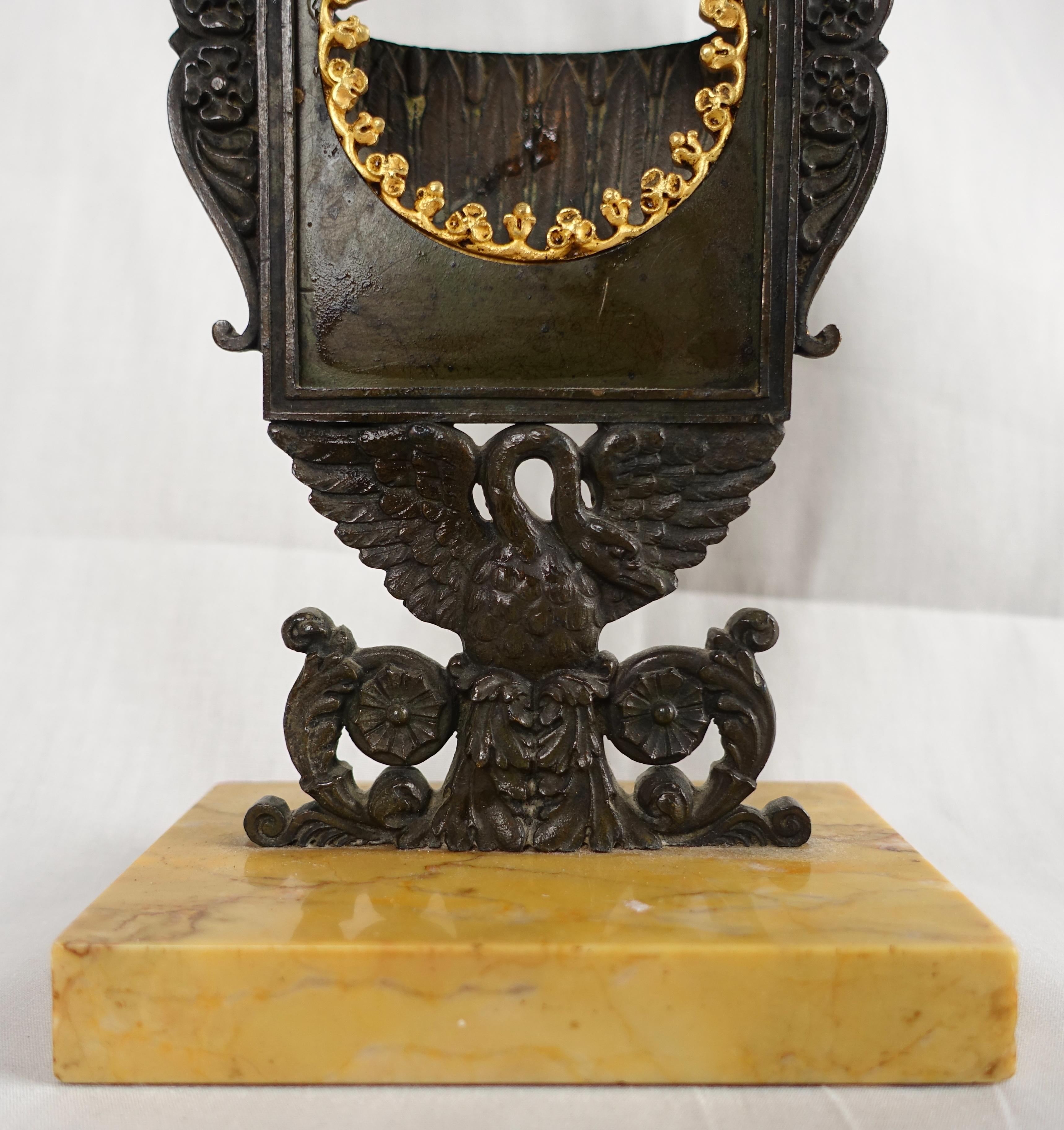Antiker französischer Empire-Uhrhalter aus Bronze und Marmor – 19. Jahrhundert im Zustand „Gut“ im Angebot in GRENOBLE, FR