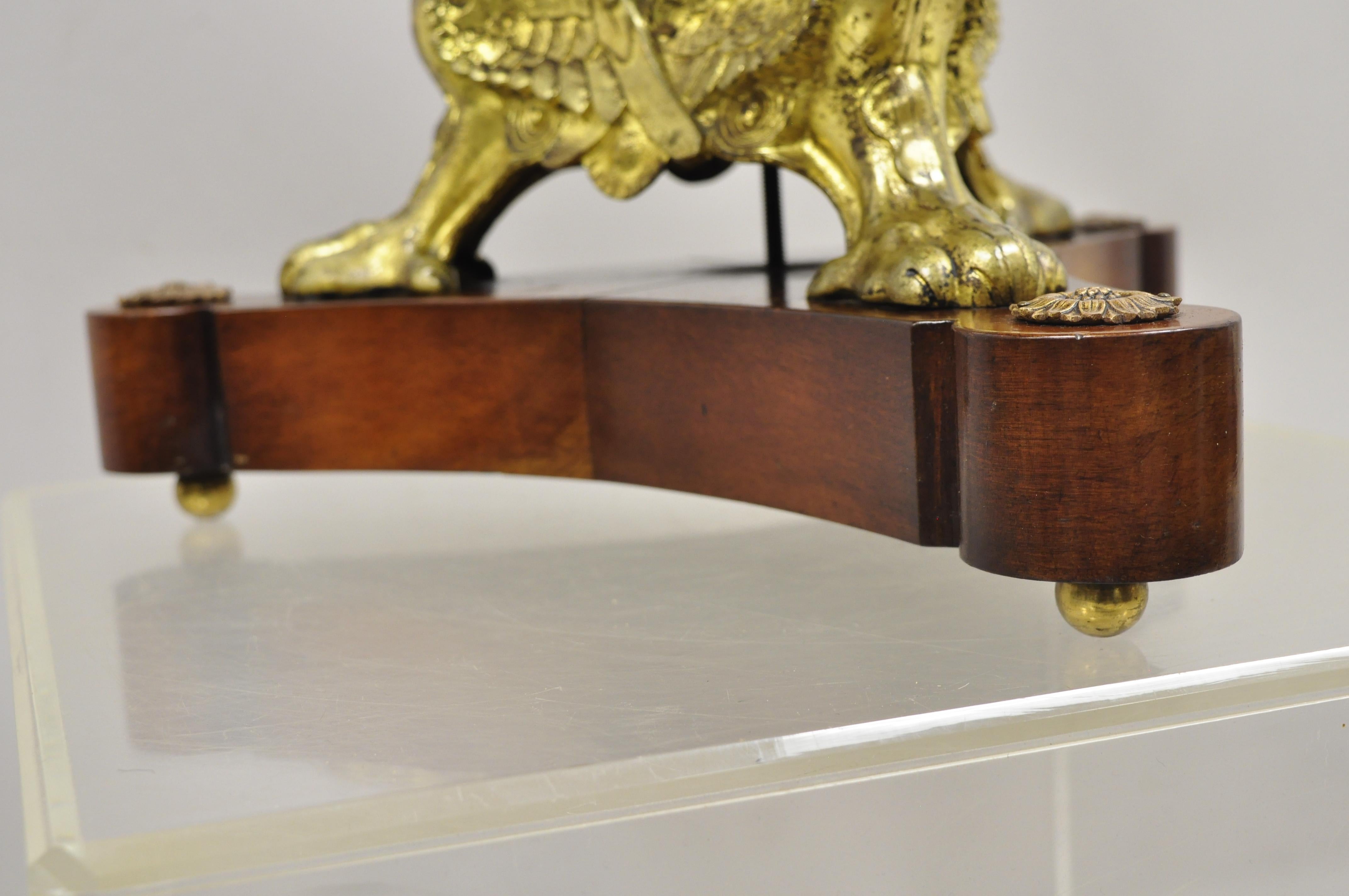 Ancienne table d'appoint française de style Empire en bronze, avec cygnes figuratifs et pieds en pattes, base sur piédestal en vente 5
