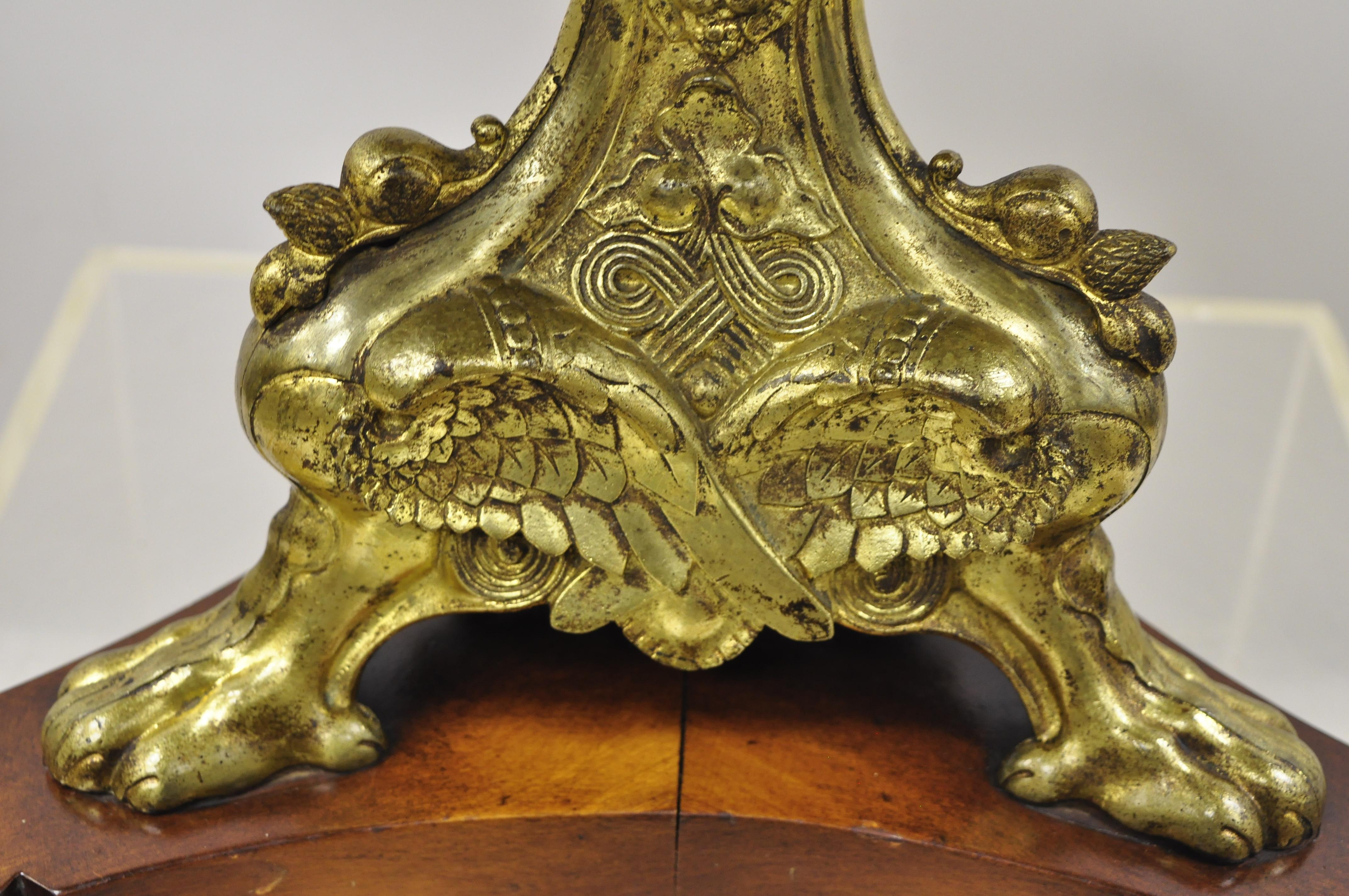 Européen Ancienne table d'appoint française de style Empire en bronze, avec cygnes figuratifs et pieds en pattes, base sur piédestal en vente