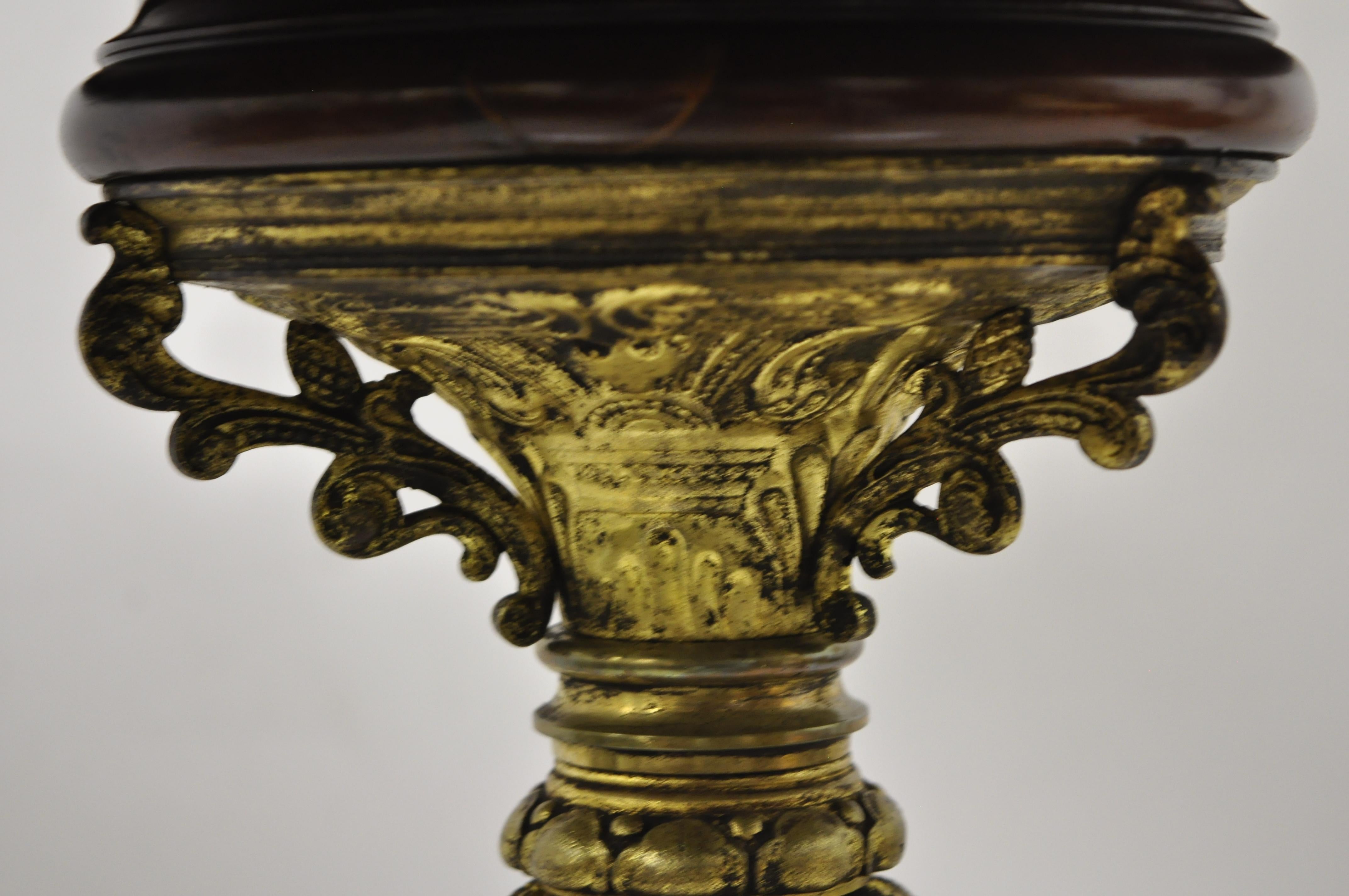 Bronze Ancienne table d'appoint française de style Empire en bronze, avec cygnes figuratifs et pieds en pattes, base sur piédestal en vente