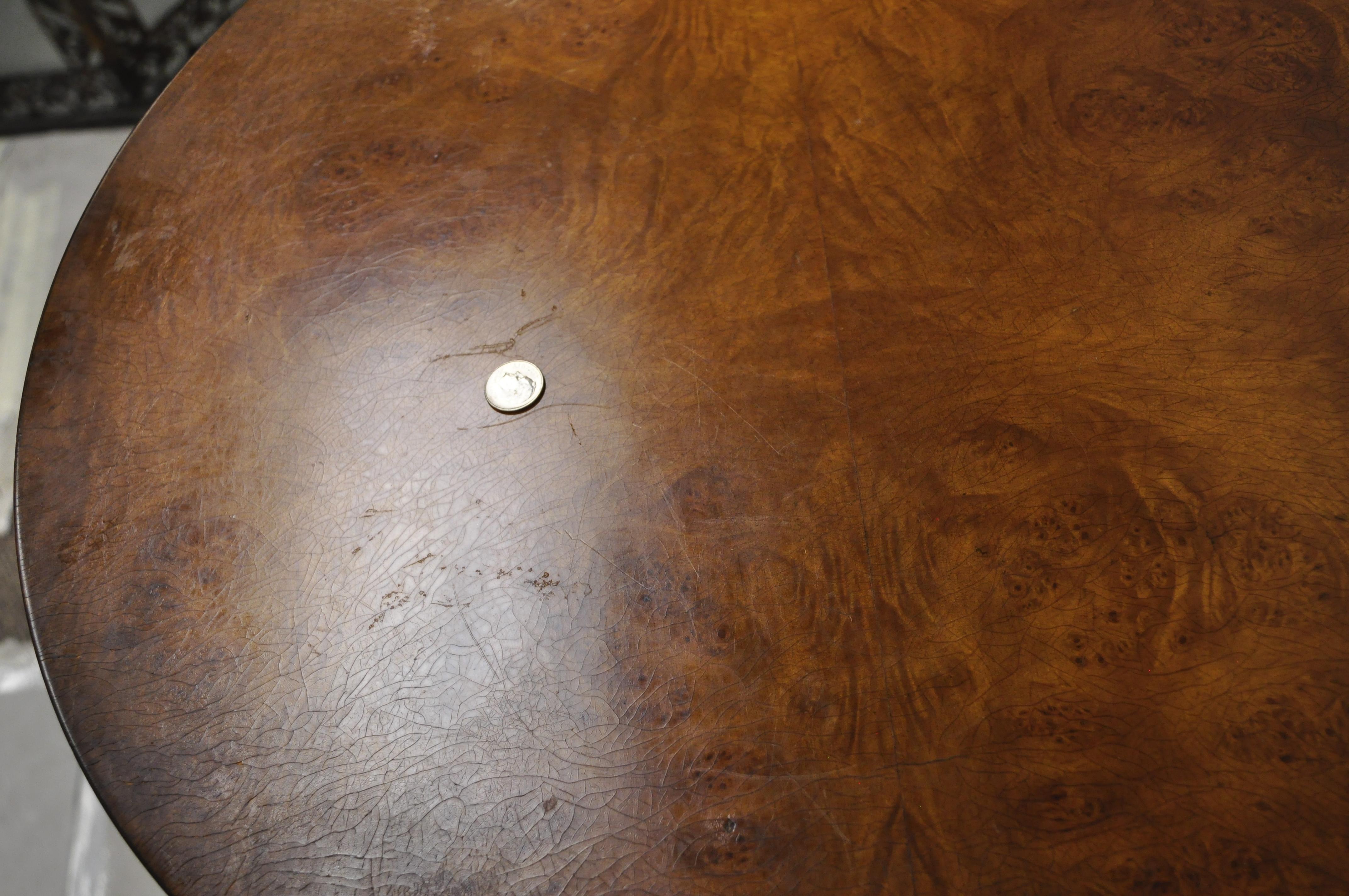 Ancienne table d'appoint française de style Empire en bronze, avec cygnes figuratifs et pieds en pattes, base sur piédestal 2