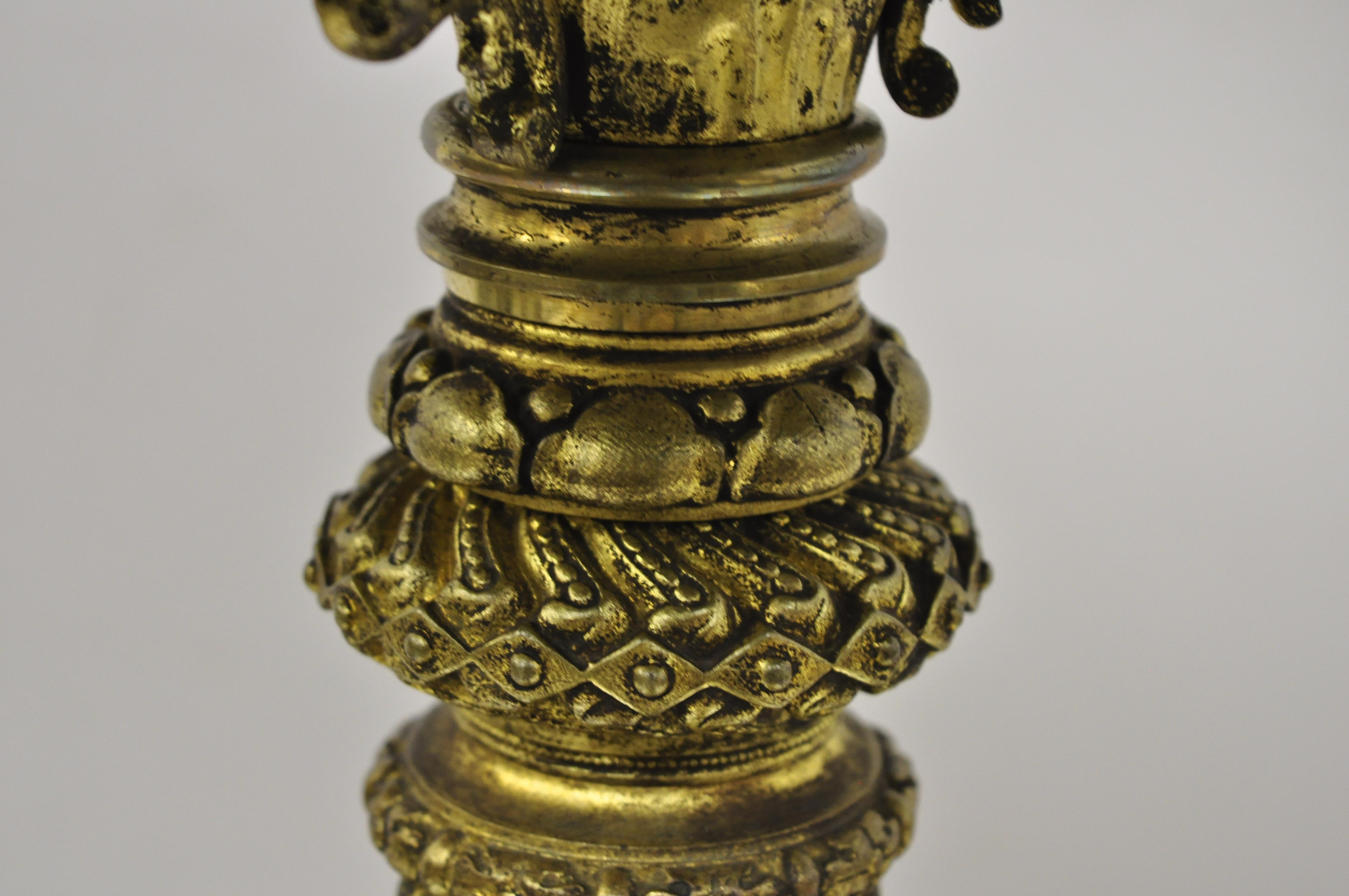 Ancienne table d'appoint française de style Empire en bronze, avec cygnes figuratifs et pieds en pattes, base sur piédestal en vente 3