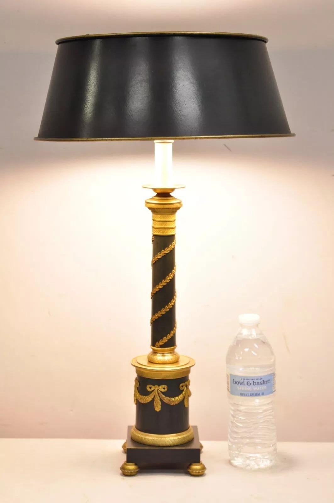 Lampe à poser Empire en bronze avec couronne en bronze doré et abat-jour en papier vert foncé (pas en métal). Circa Early 20th Century. Dimensions : 22.5