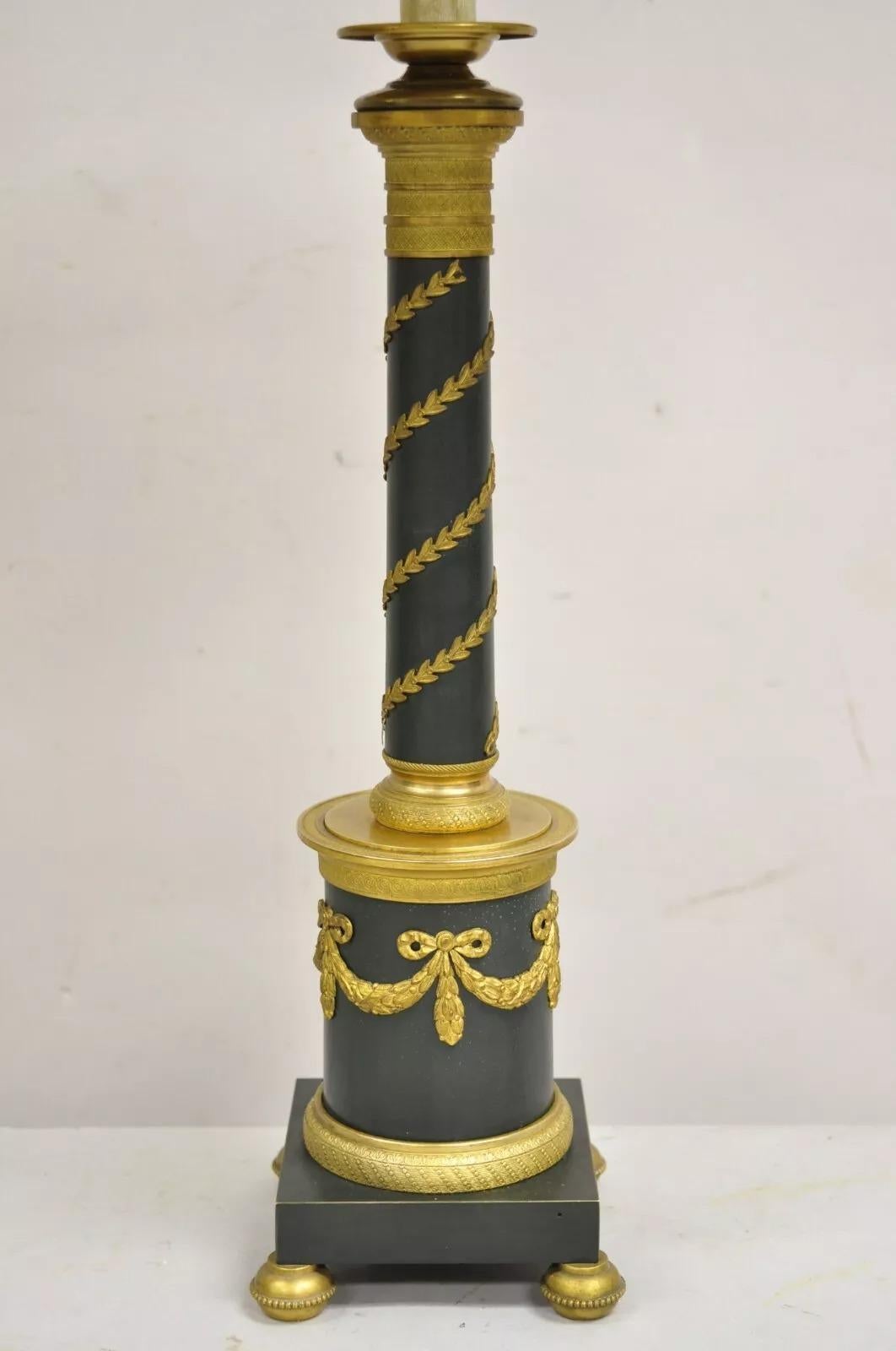 Inconnu Ancienne lampe de bureau Bouillotte de style Empire français en bronze vert colonne de bougeoirs en vente