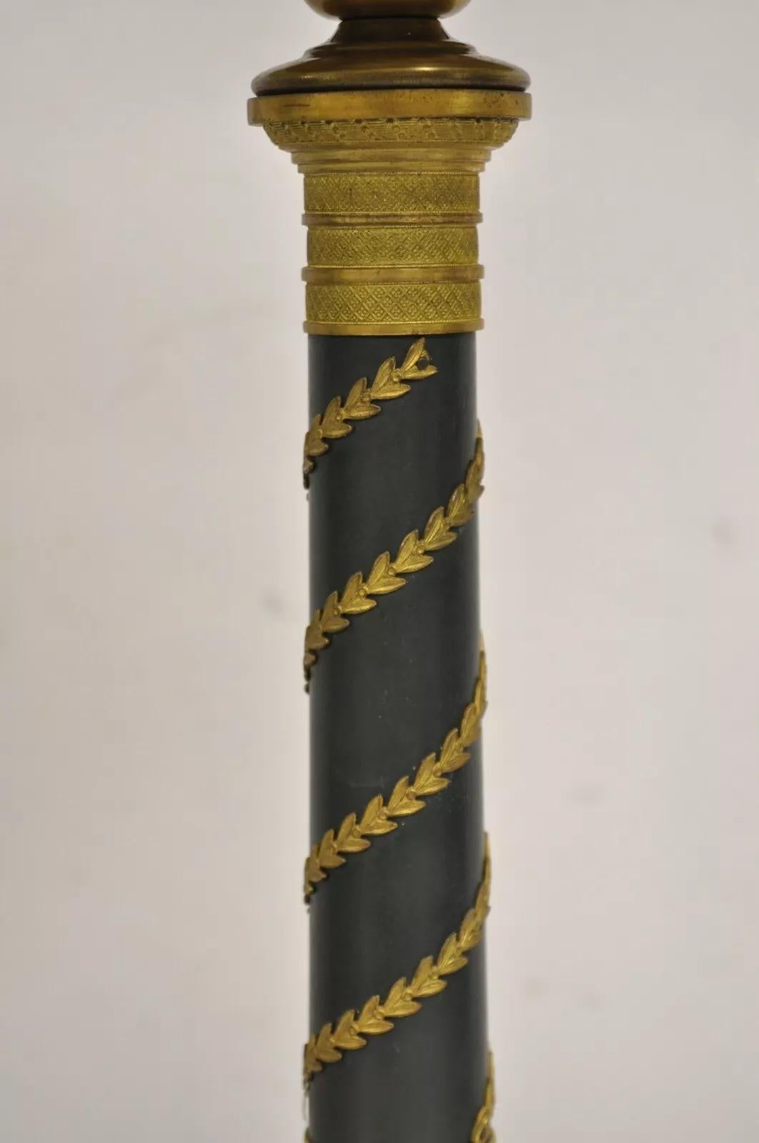 Ancienne lampe de bureau Bouillotte de style Empire français en bronze vert colonne de bougeoirs Bon état - En vente à Philadelphia, PA