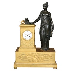Horloge ancienne française Empire Antique en bronze doré Figural Néo Classique Par Déniére