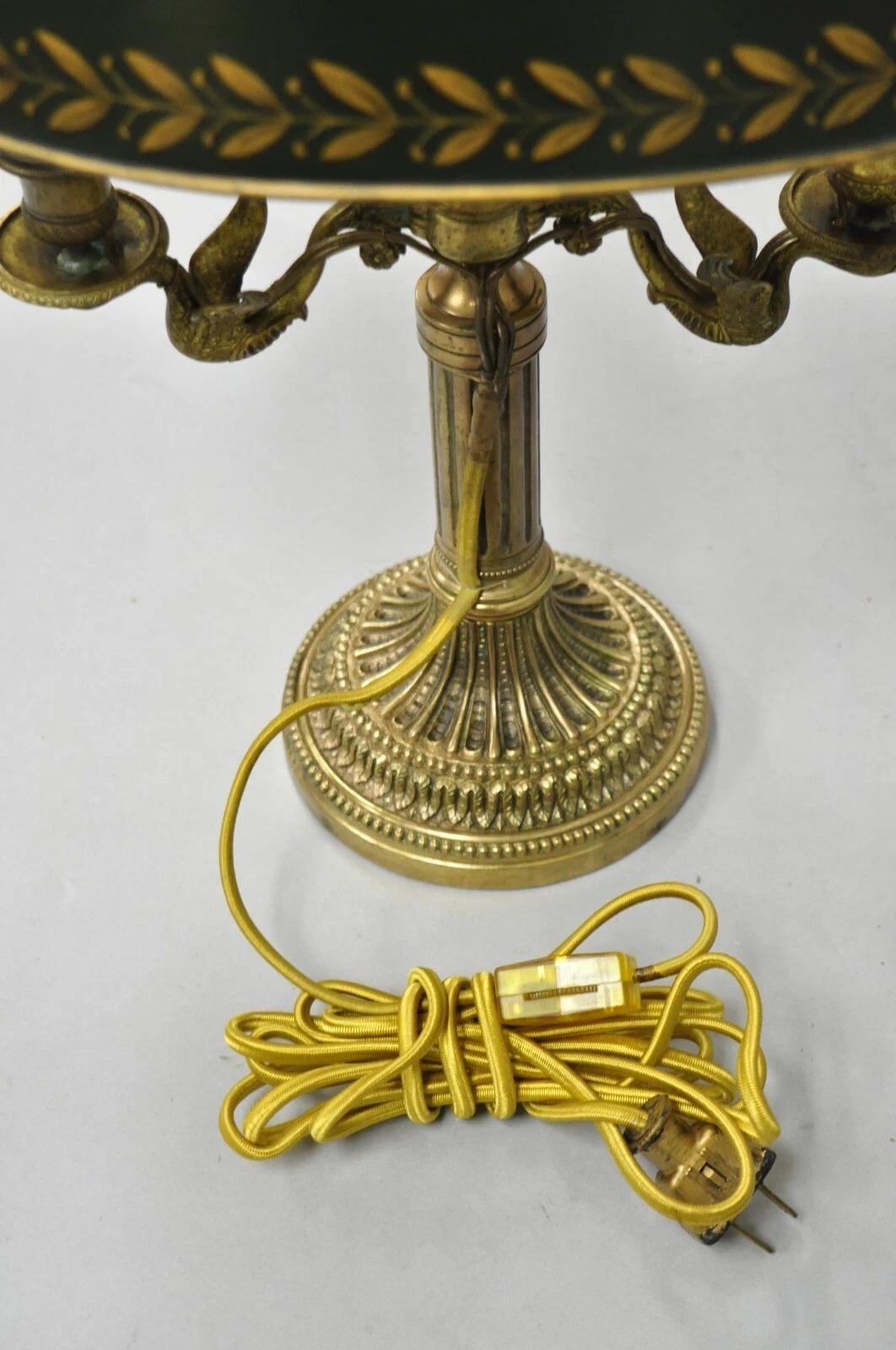 Antique French Empire Bronce Cisnes Verde Tole Pantalla Metal Lámpara de Mesa Bouillotte en venta 4