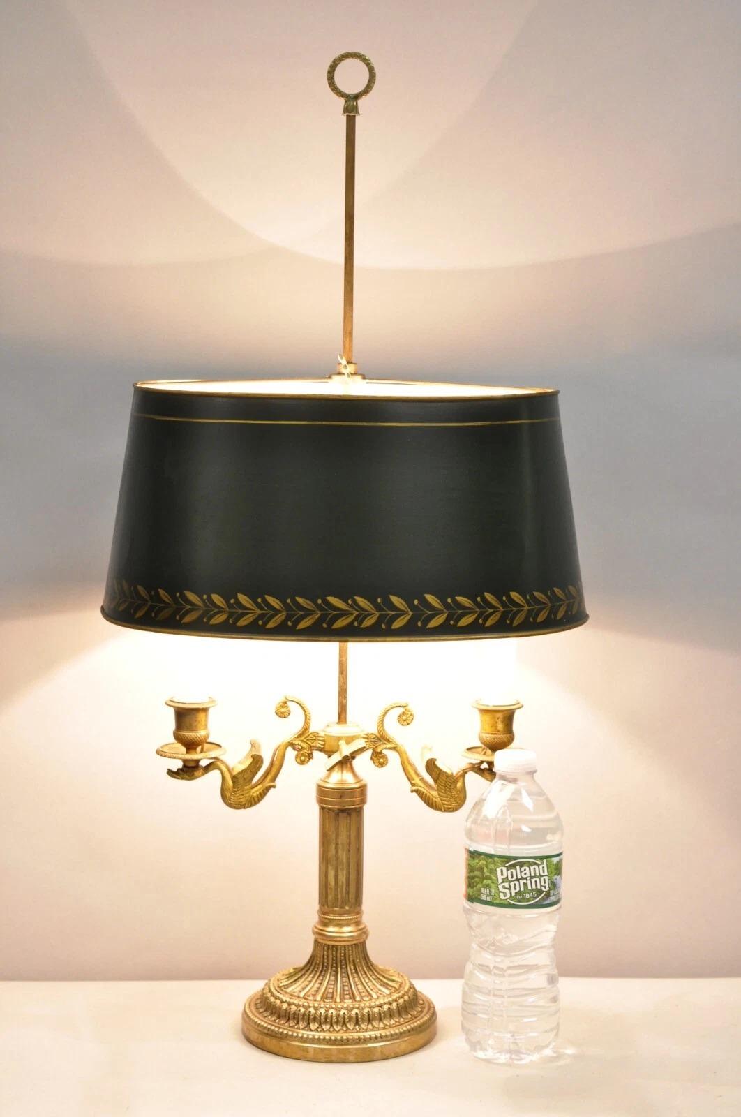 Antique French Empire Bronce Cisnes Verde Tole Pantalla de Metal Lámpara de Sobremesa Bouillotte. Principios del siglo XX. Medidas: 26