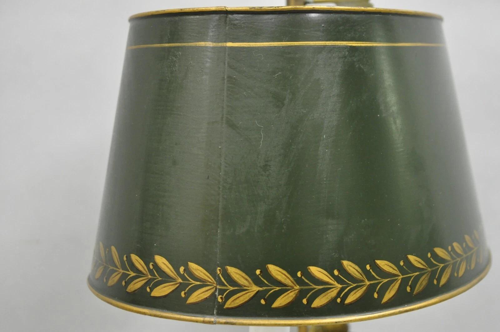 Antique French Empire Bronce Cisnes Verde Tole Pantalla Metal Lámpara de Mesa Bouillotte siglo XX en venta