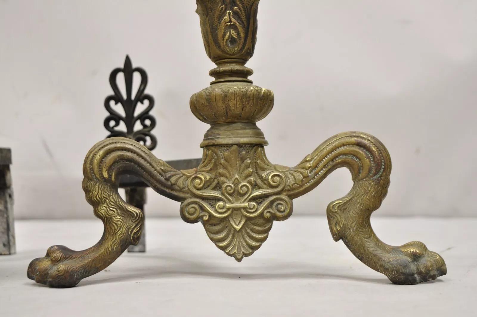 Antike französische Empire-Kamin-Feuerböcke aus Bronze mit Urnenaufsatz und Pfotenfüßen, Paar (Unbekannt) im Angebot