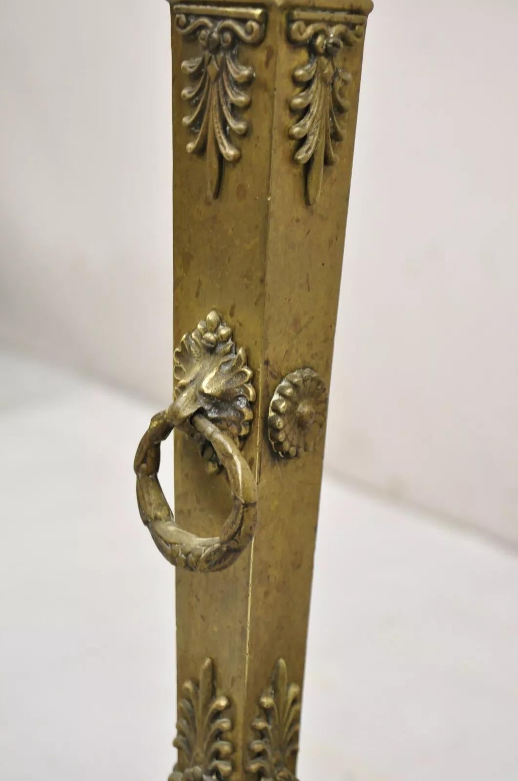 Antike französische Empire-Kamin-Feuerböcke aus Bronze mit Urnenaufsatz und Pfotenfüßen, Paar im Zustand „Gut“ im Angebot in Philadelphia, PA