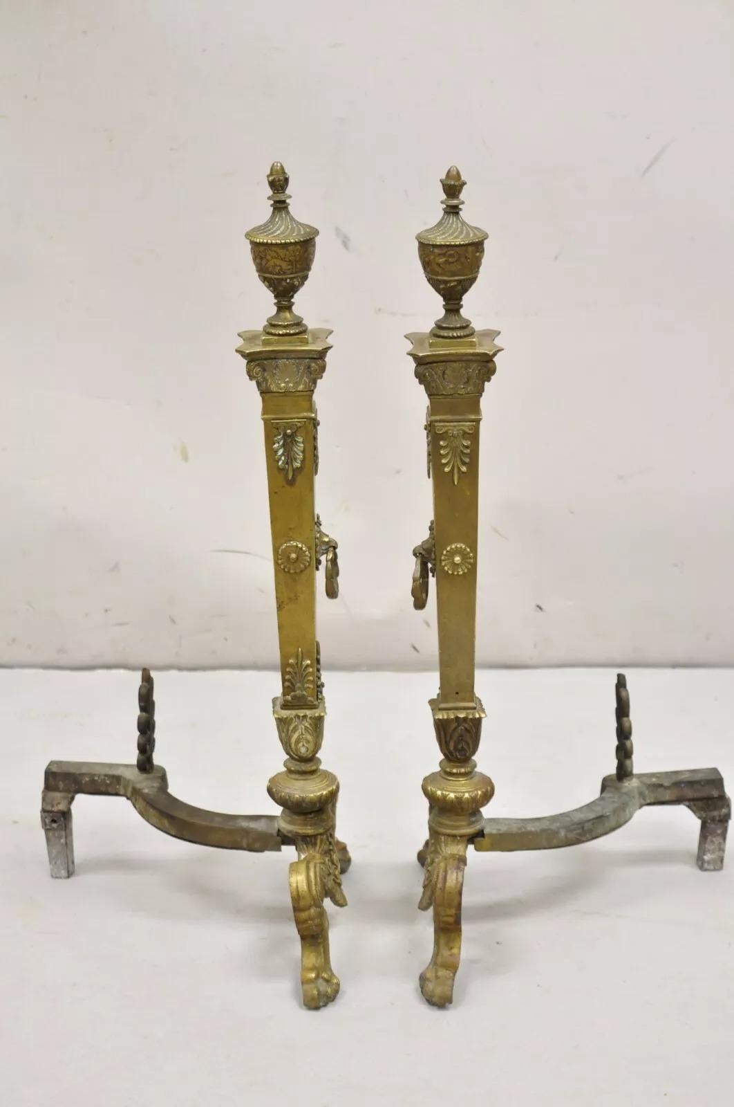 Antike französische Empire-Kamin-Feuerböcke aus Bronze mit Urnenaufsatz und Pfotenfüßen, Paar (19. Jahrhundert) im Angebot