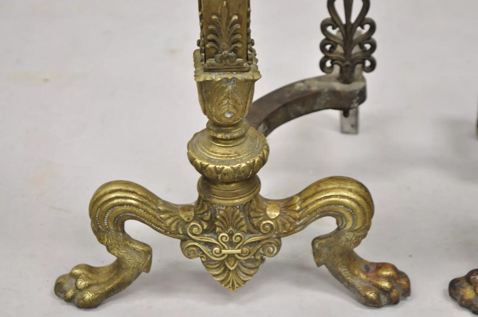 Antike französische Empire-Kamin-Feuerböcke aus Bronze mit Urnenaufsatz und Pfotenfüßen, Paar im Angebot 3