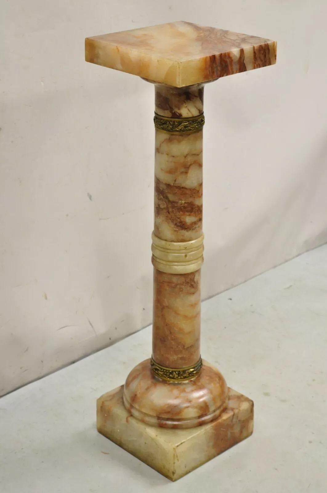 Antike französische Empire geschnitzt Onyx und Bronze montiert braunen Säule Pedestal. Ca. 110 lbs. CIRCA Anfang des 20. Jahrhunderts. Abmessungen: 38