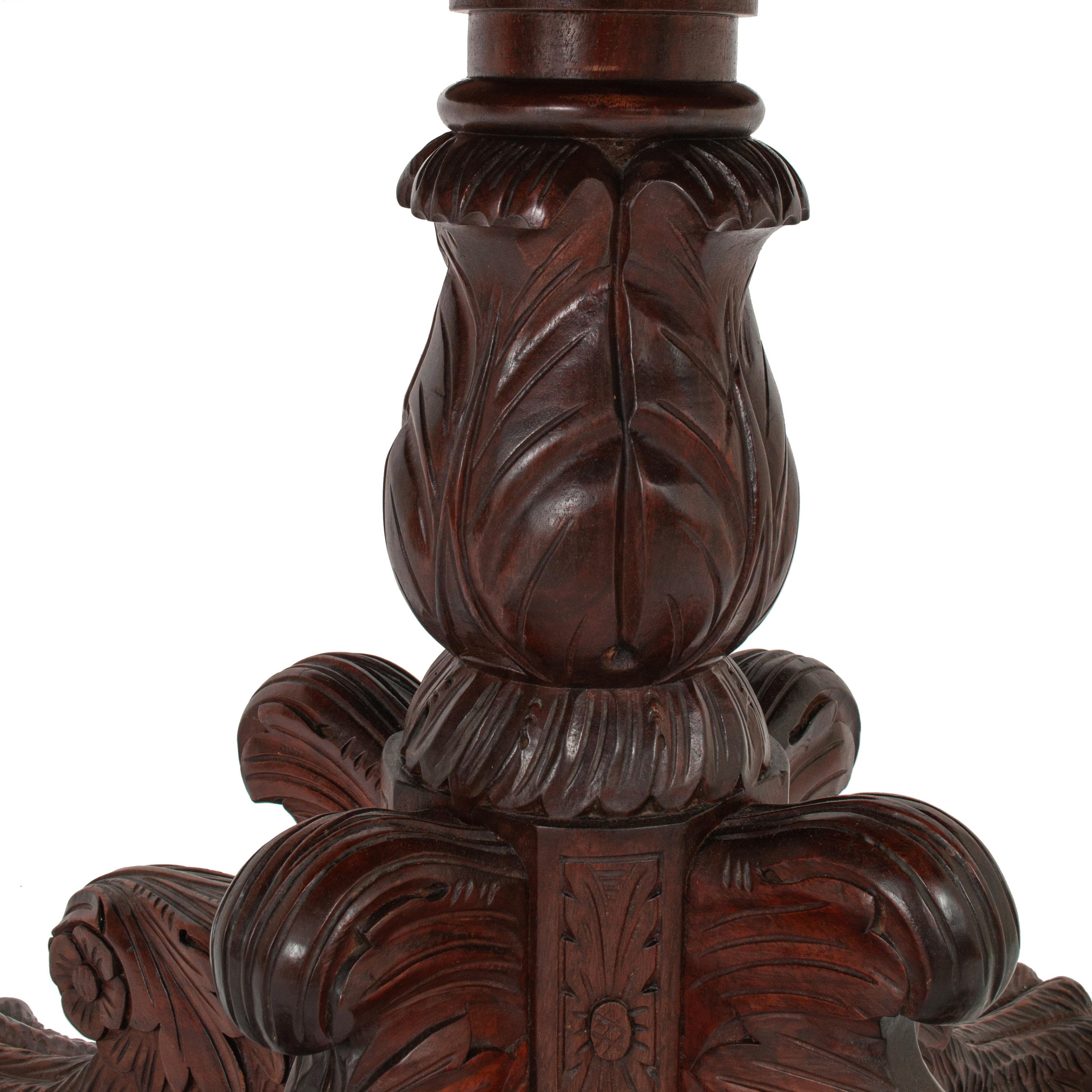 Milieu du XIXe siècle Antiquité - Table centrale ronde à piédestal en noyer sculpté Empire français 1850