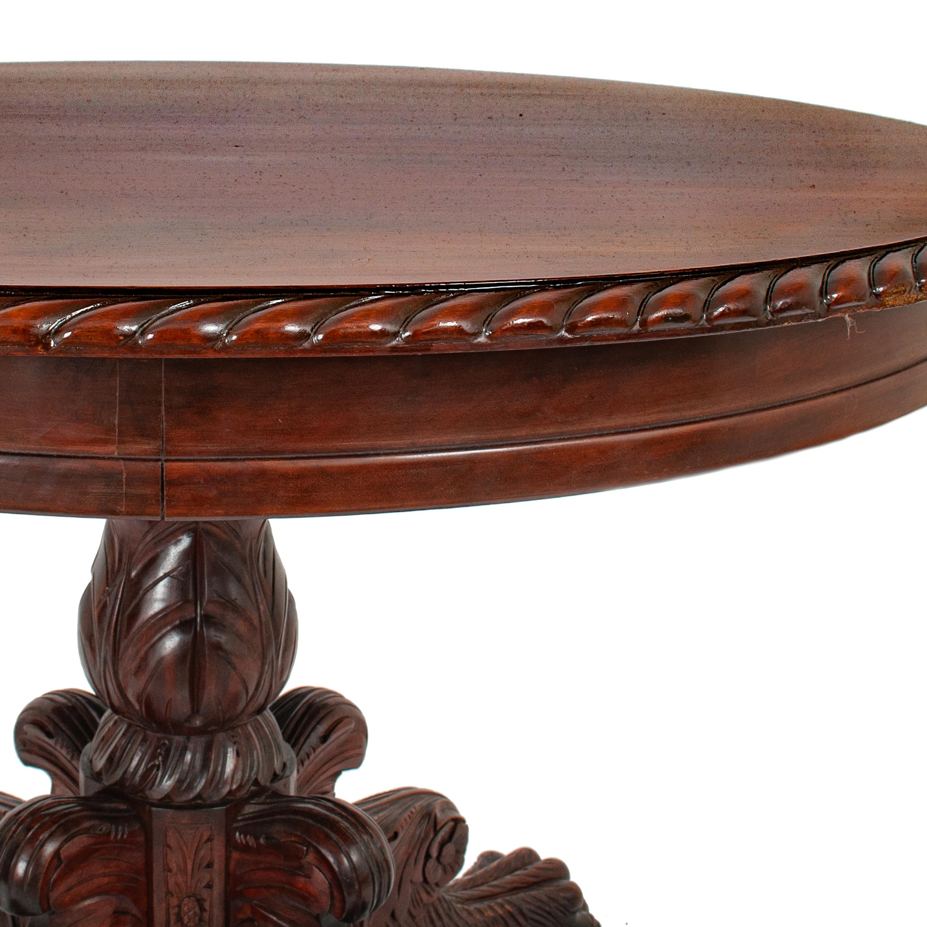 Noyer Antiquité - Table centrale ronde à piédestal en noyer sculpté Empire français 1850
