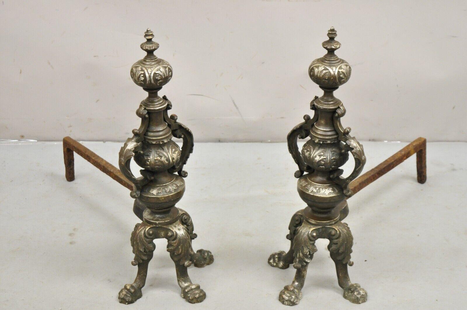 Antiguos Andirones Imperio Francés de Hierro Fundido y Bronce Plateado - un Par. El artículo presentado tiene un acabado envejecido/desgastado, fundición ornamentada, construcción pesada, un par antiguo muy bonito. Siglo XIX. Medidas: 23