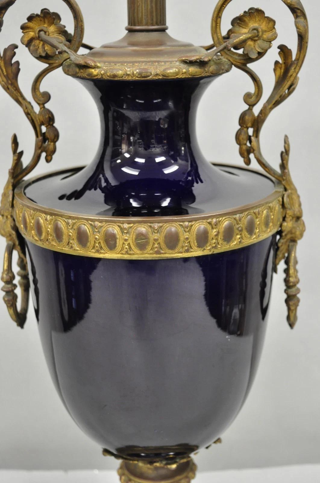 Antique lampe de table Empire en porcelaine bleu cobalt Figural Urne en bronze doré en vente 4