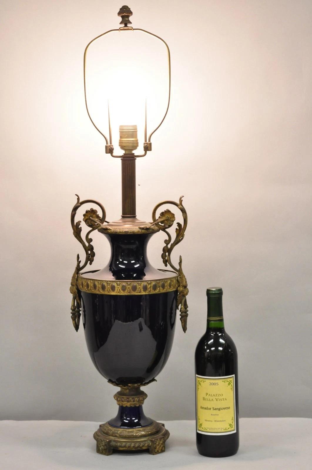 Antique lampe de table Empire en porcelaine bleu cobalt Figural Urne en bronze doré en vente 6
