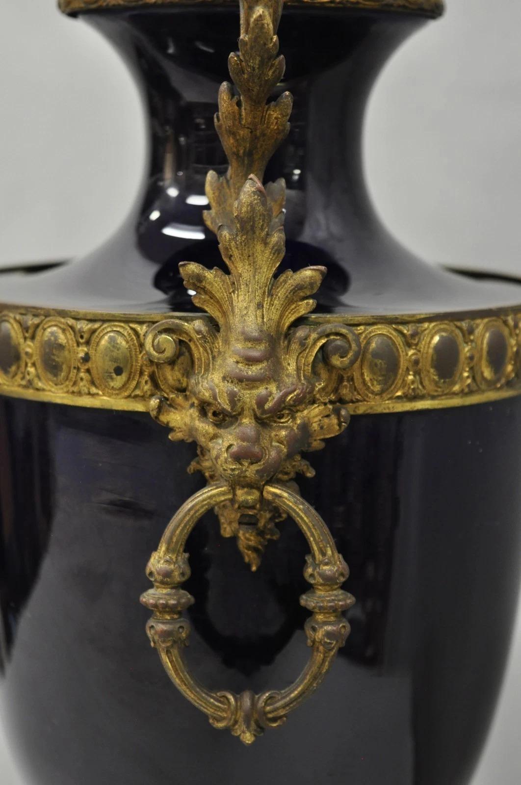 Inconnu Antique lampe de table Empire en porcelaine bleu cobalt Figural Urne en bronze doré en vente