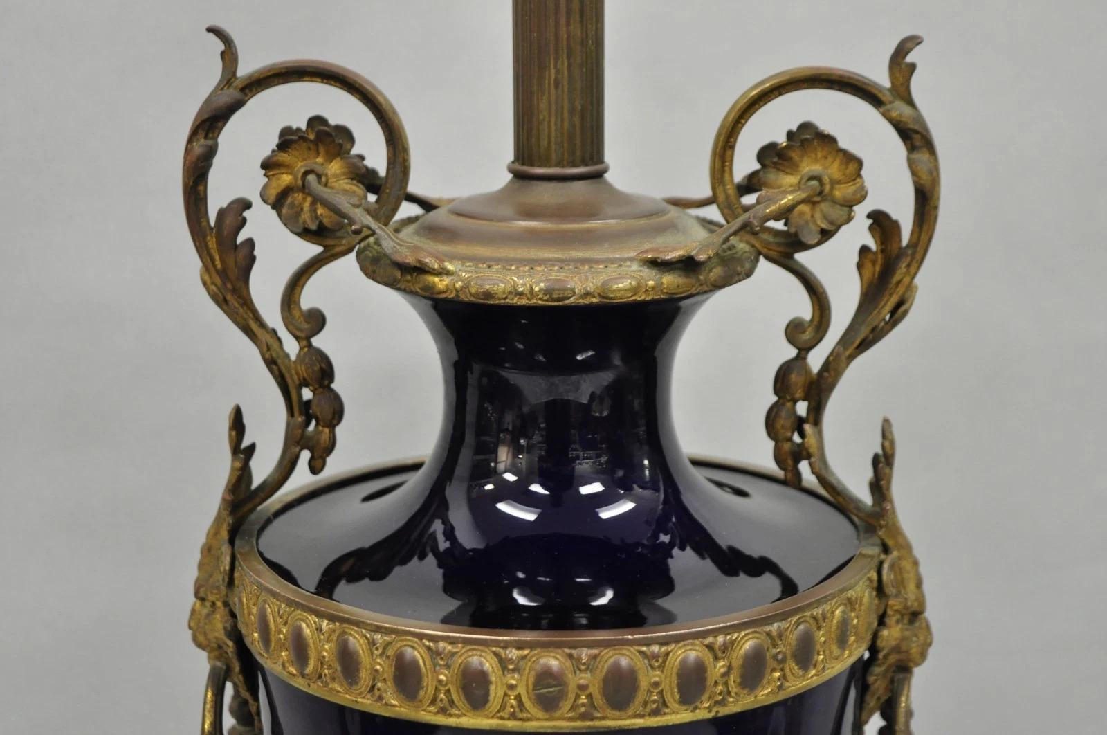 XIXe siècle Antique lampe de table Empire en porcelaine bleu cobalt Figural Urne en bronze doré en vente