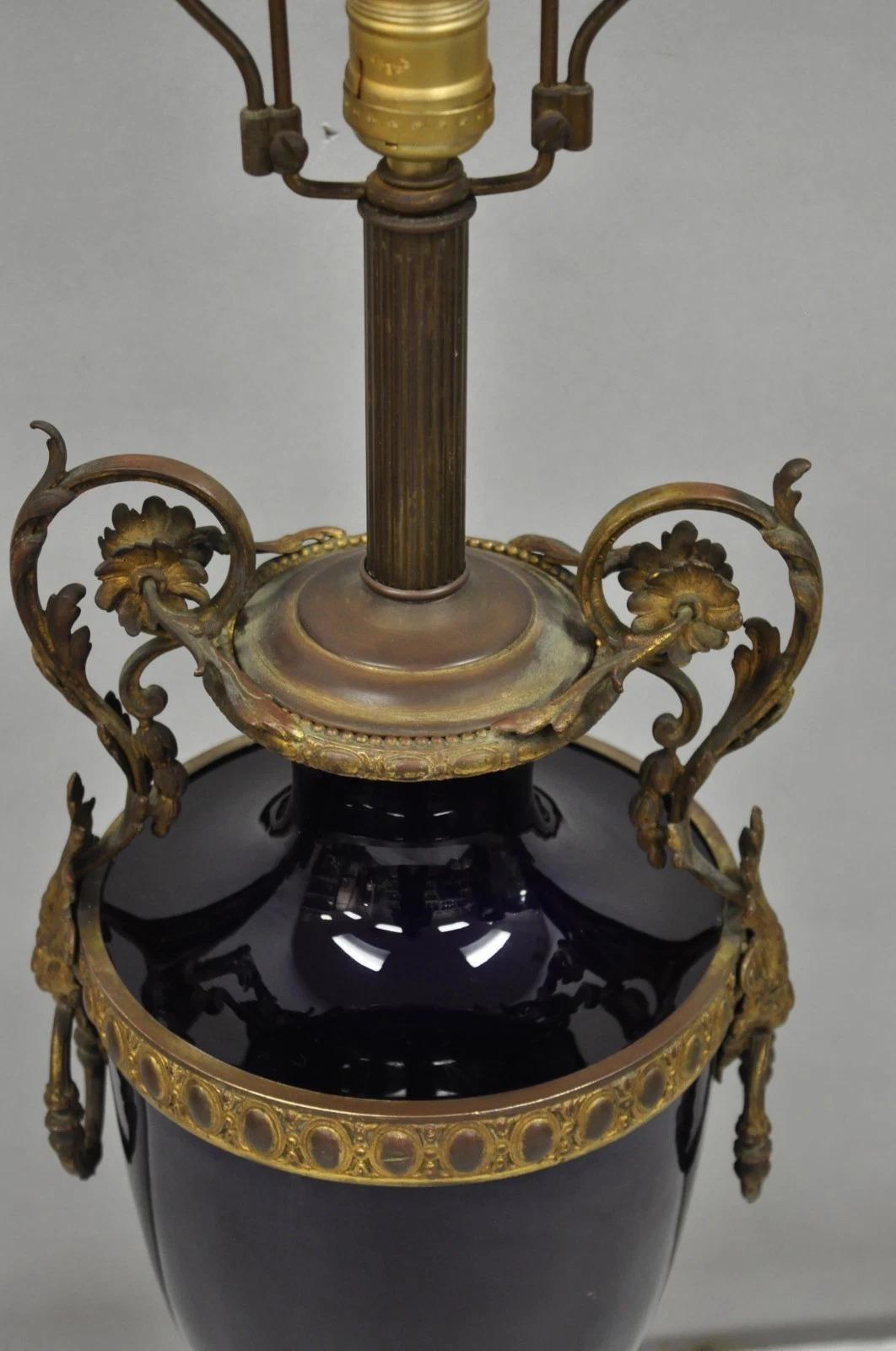 Bronze Antique lampe de table Empire en porcelaine bleu cobalt Figural Urne en bronze doré en vente
