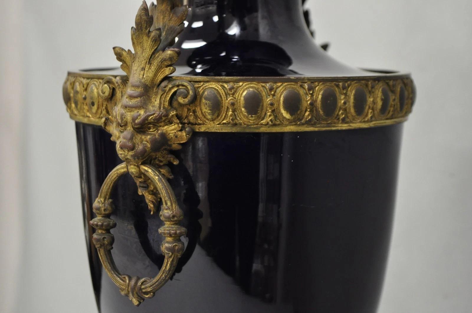 Antique lampe de table Empire en porcelaine bleu cobalt Figural Urne en bronze doré en vente 1