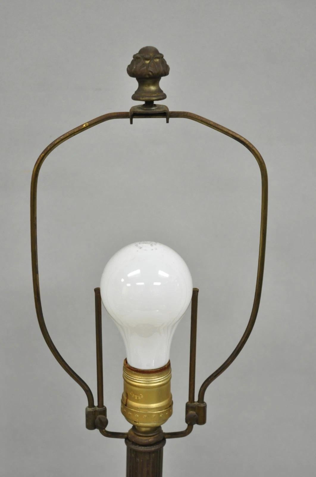 Antique lampe de table Empire en porcelaine bleu cobalt Figural Urne en bronze doré en vente 2