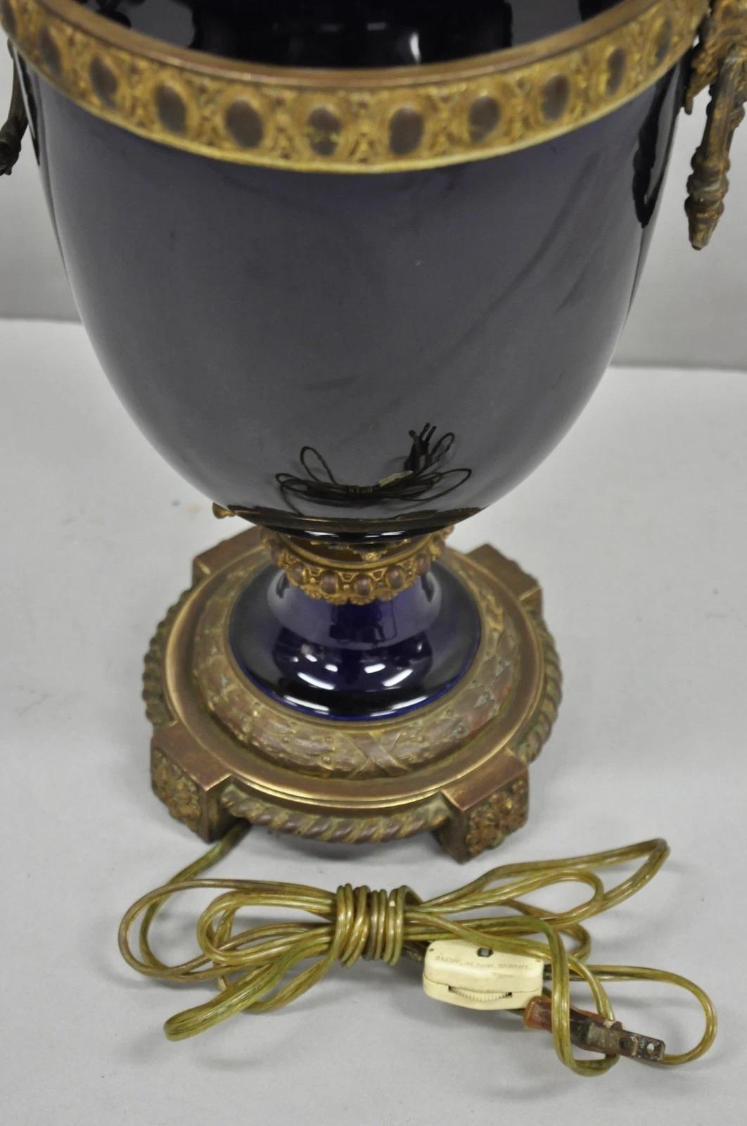 Antique lampe de table Empire en porcelaine bleu cobalt Figural Urne en bronze doré en vente 3