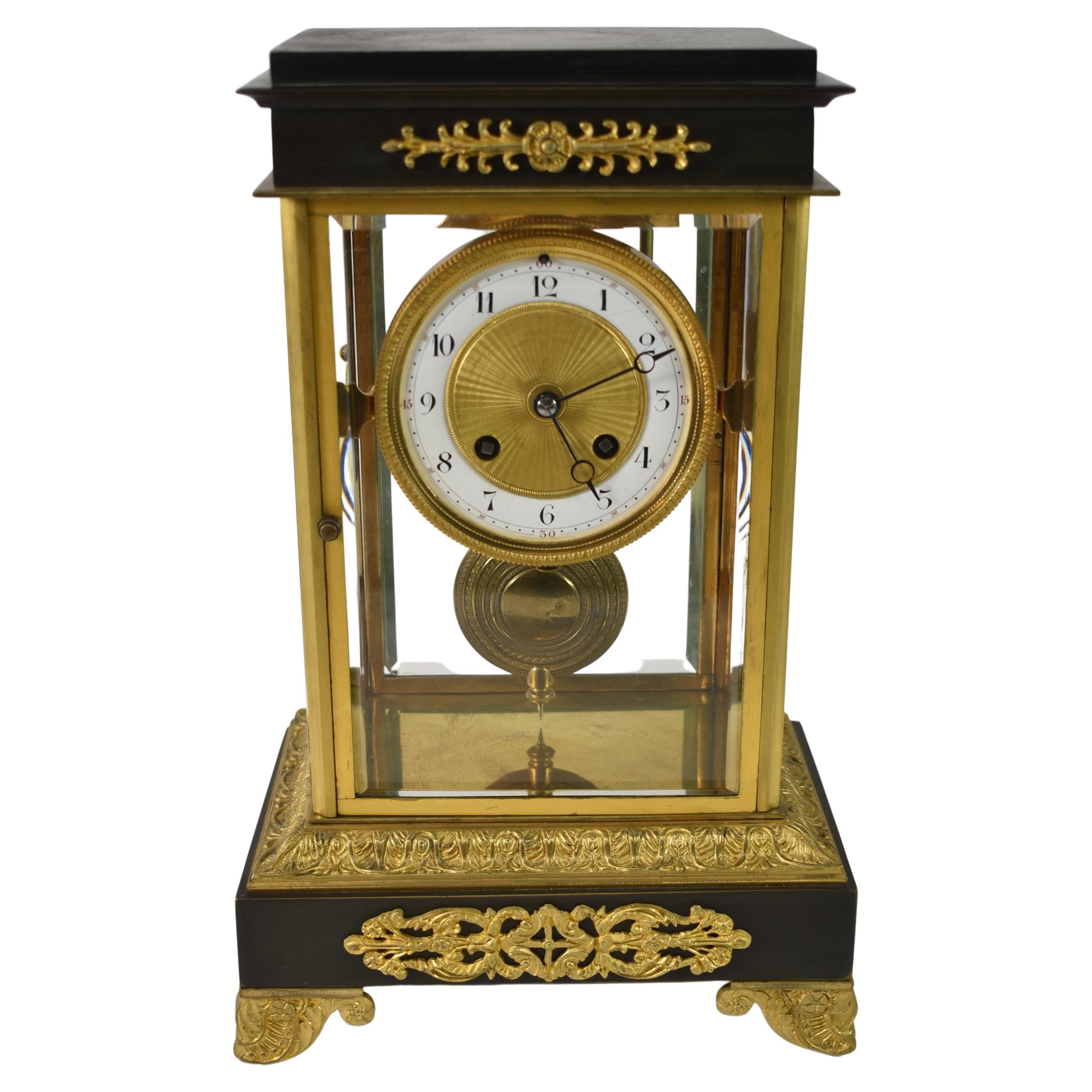 Horloge régulateur française ancienne en cristal de style Empire 