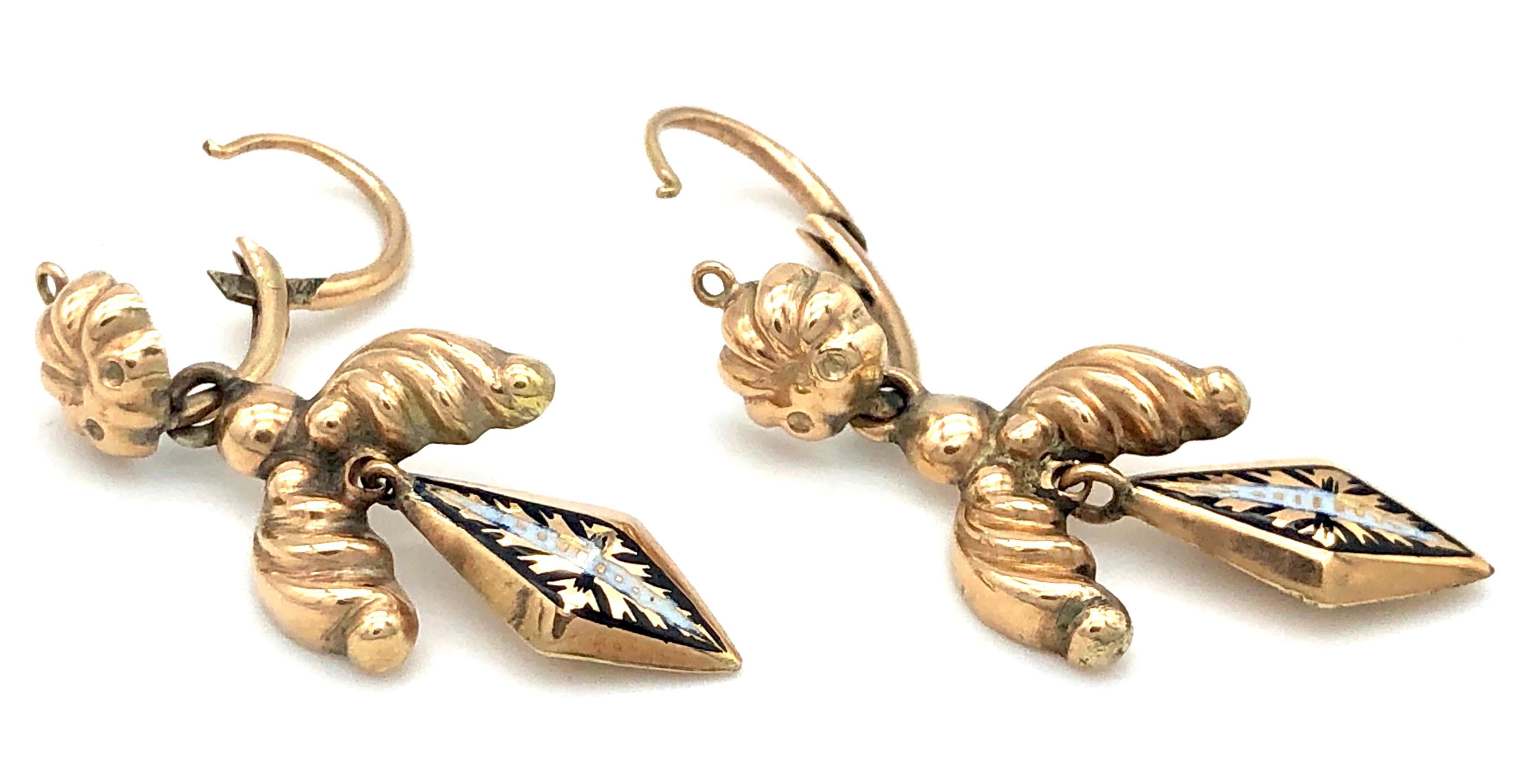 Rare and unusual dangling rosegold earrings with elegant and intakt two tone
enamel decoration.