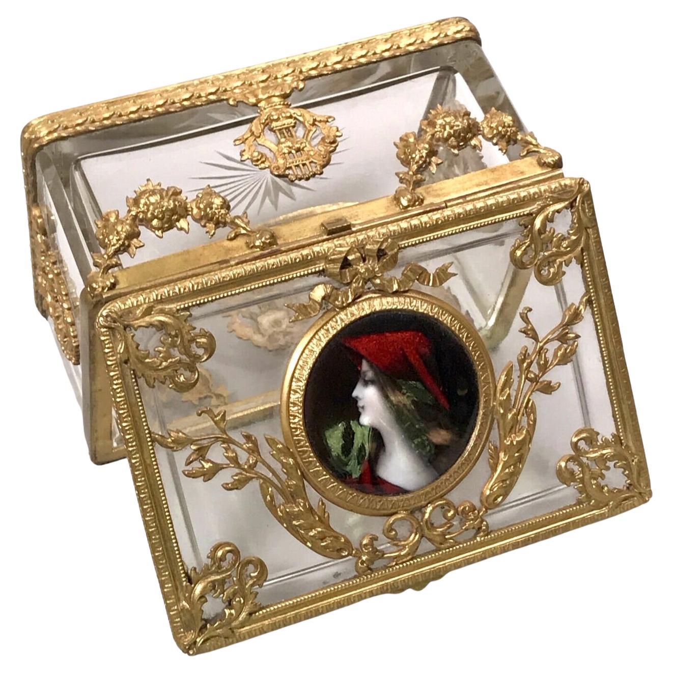 Cofre de cristal antiguo
Exquisito Cofre Imperio Francés Antiguo de Cristal

El grueso y pesado cristal de la mejor calidad está encerrado en hermosas monturas de bronce dorado (Ormolu ) La tapa está decorada con una magnífica placa de esmalte de